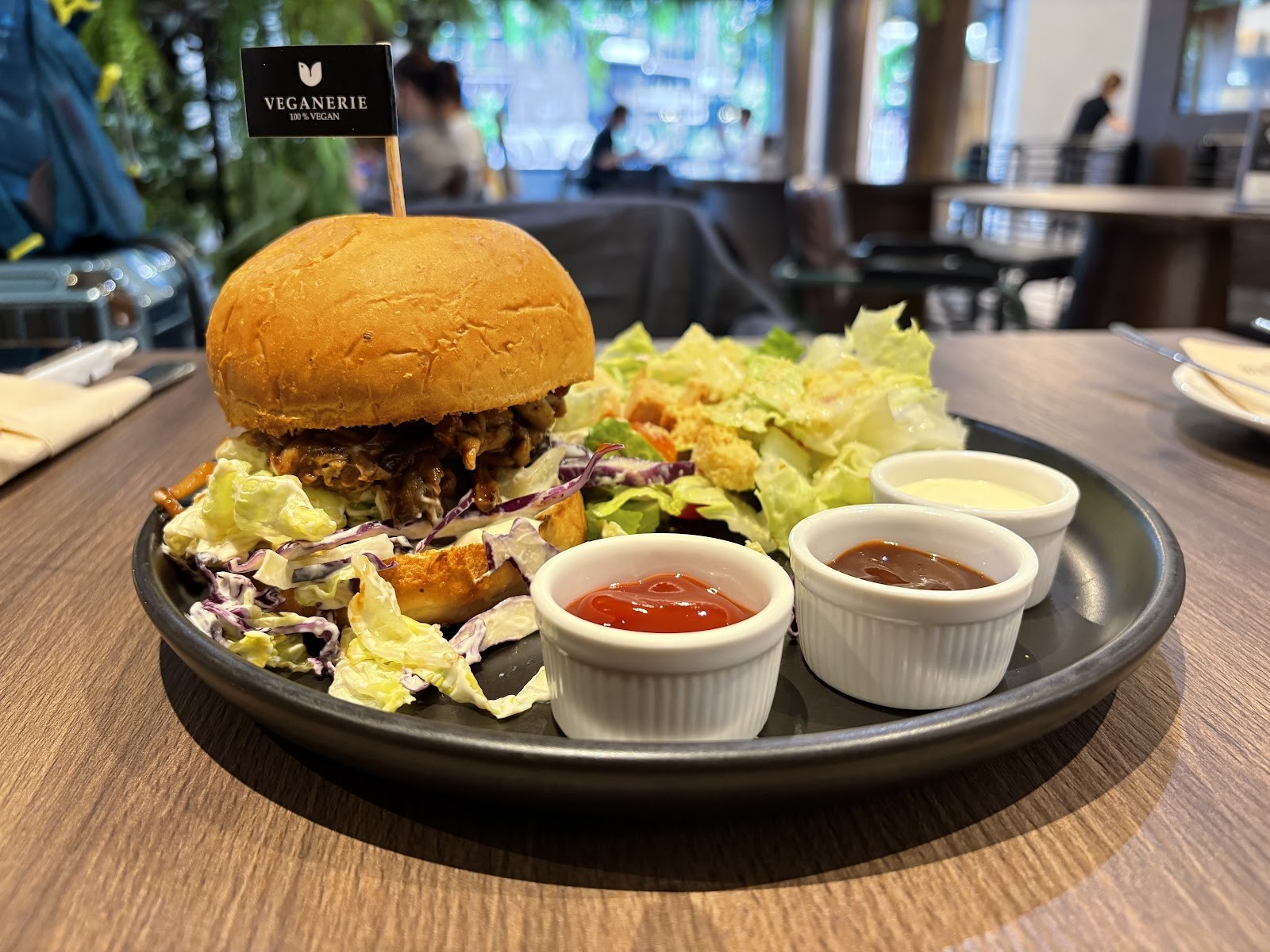 VEGANERIE Ratchathewi: food & drinks