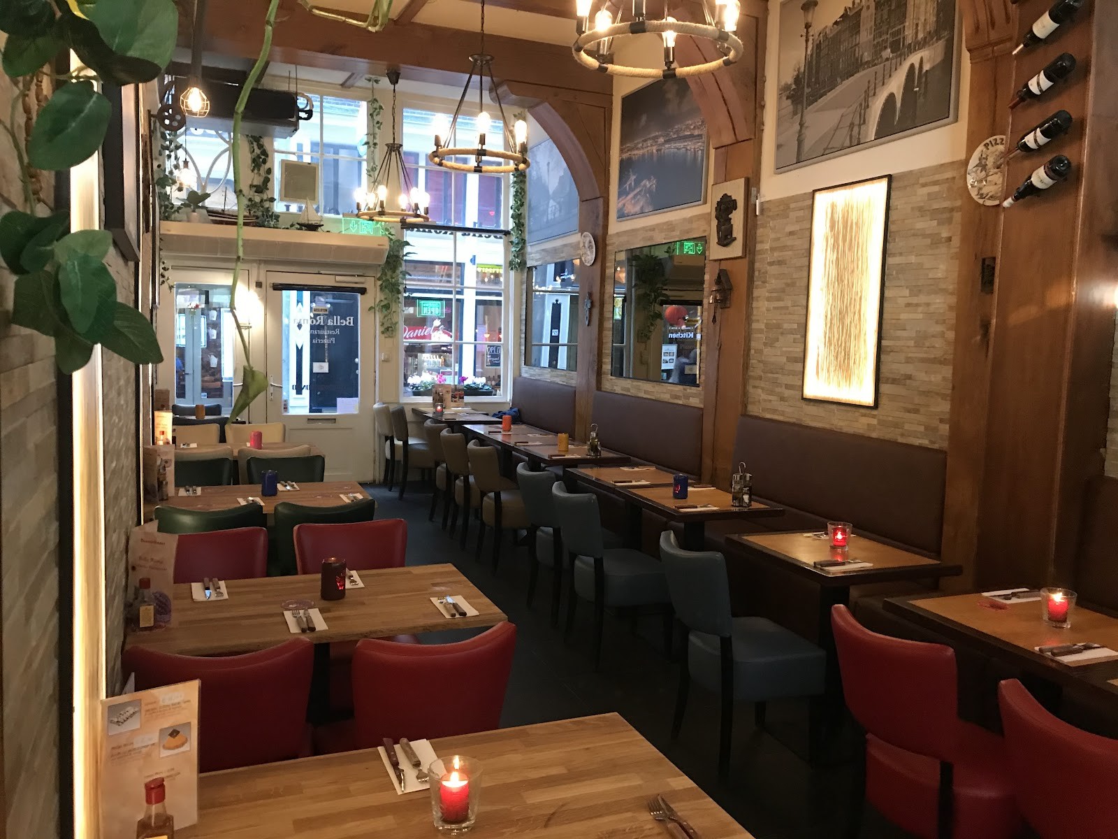 Pizzeria Bella Roma Amsterdam: the place