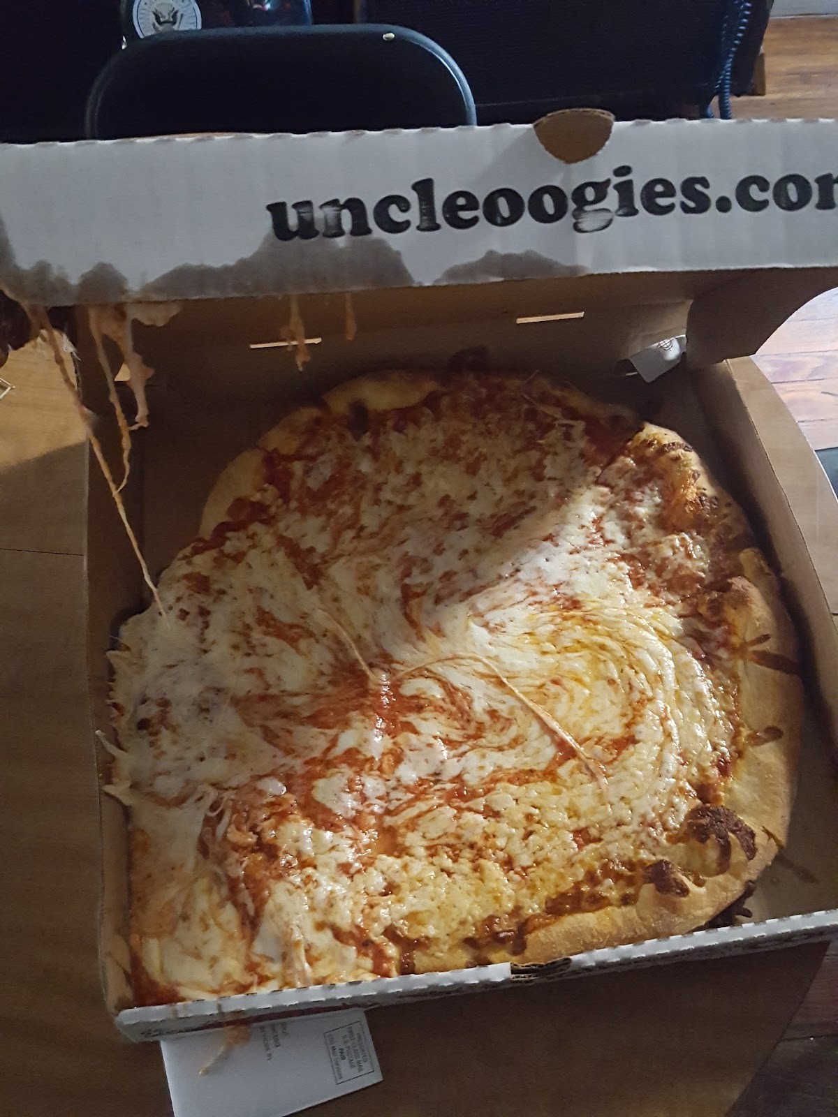 Uncle Oogie's Pizzeria & Specialty Sandwiches: food & drinks