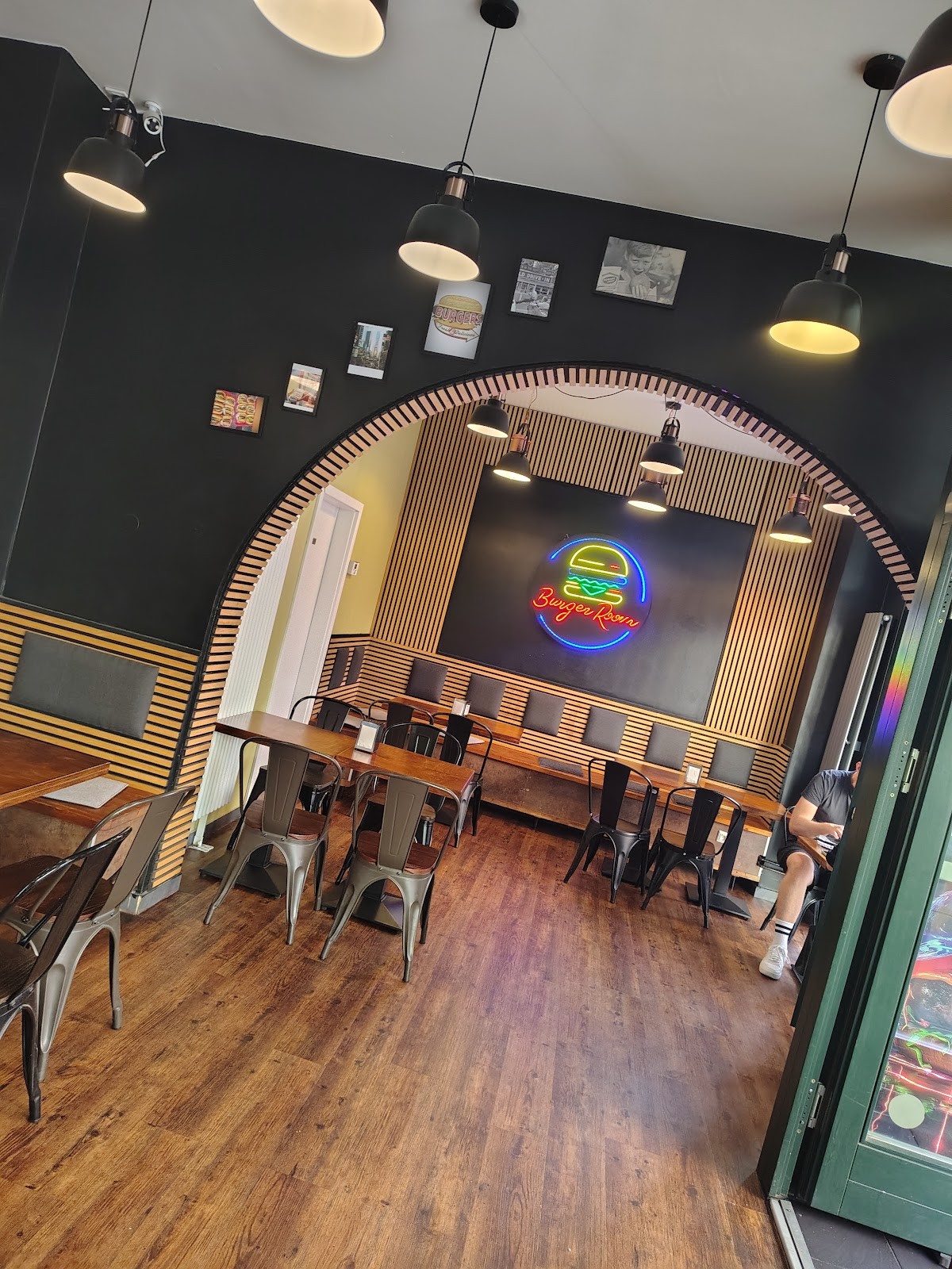 Burger Room: the place