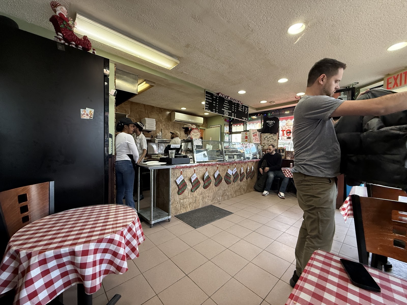 Mano's Pizzeria: the place