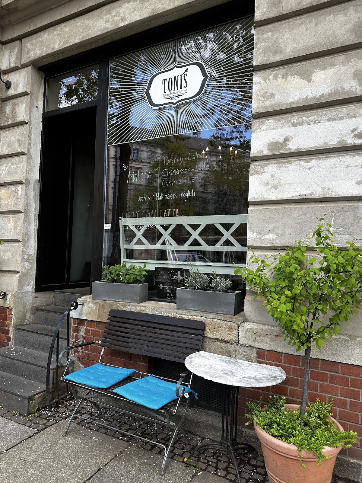 Tonis Eisladen: the place