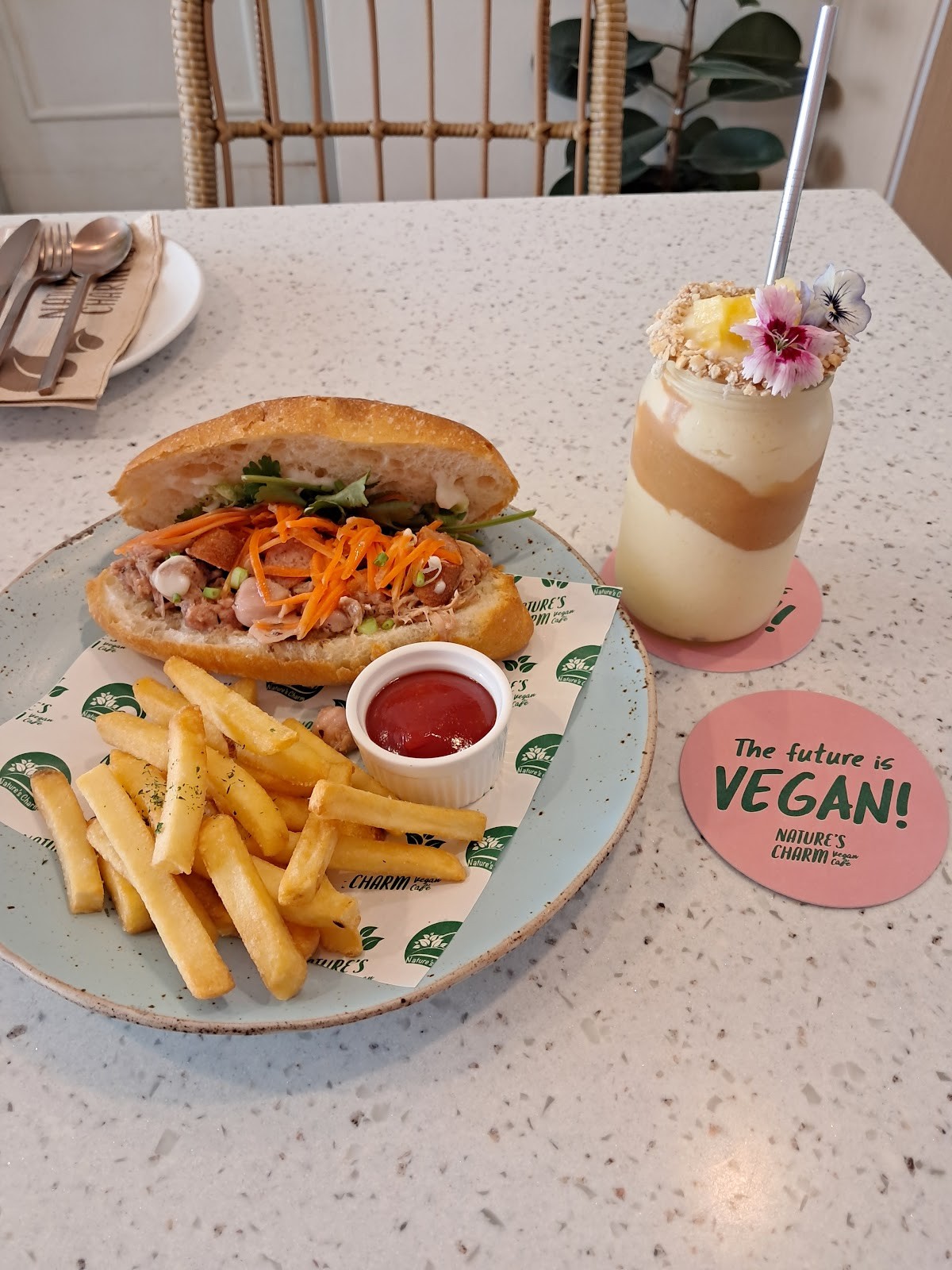 Nature’s Charm Cafe: food & drinks