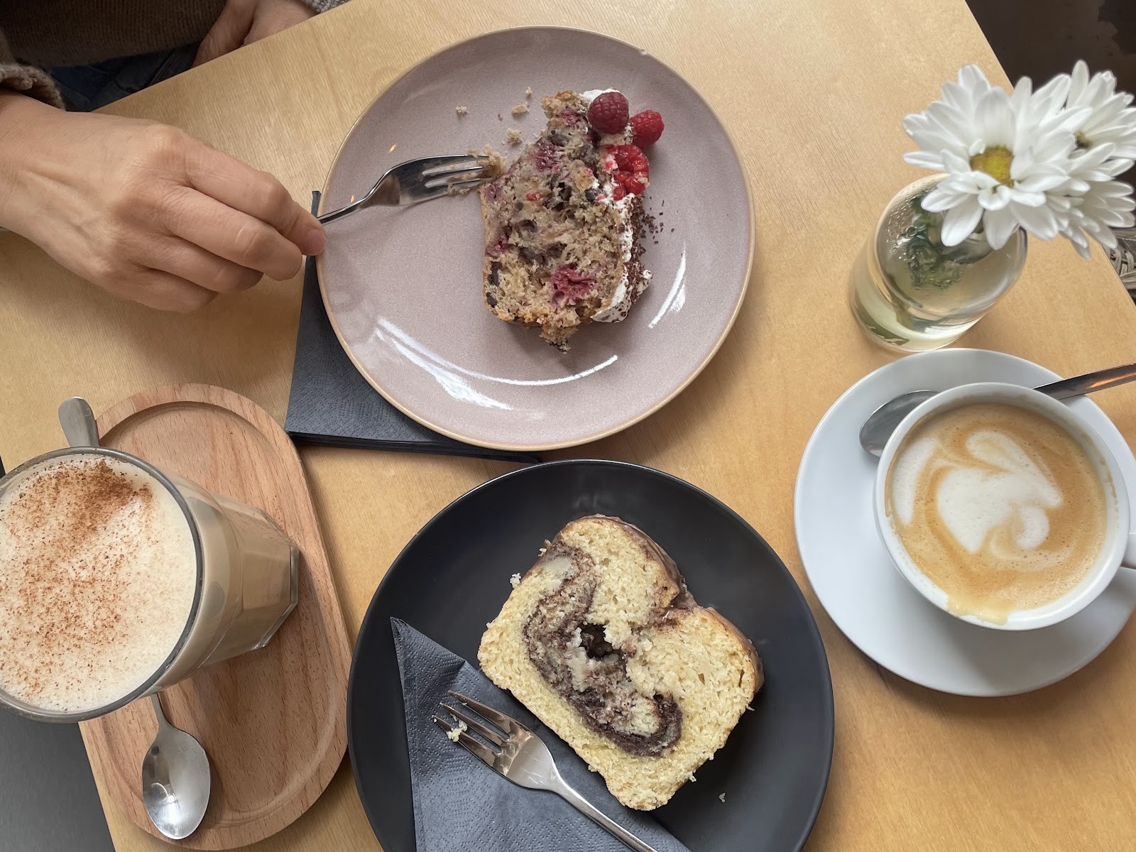 Manos Vegan Cake: food & drinks