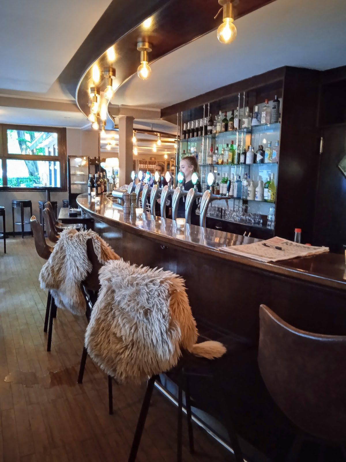 Knips Restaurant & Weinbar: the place