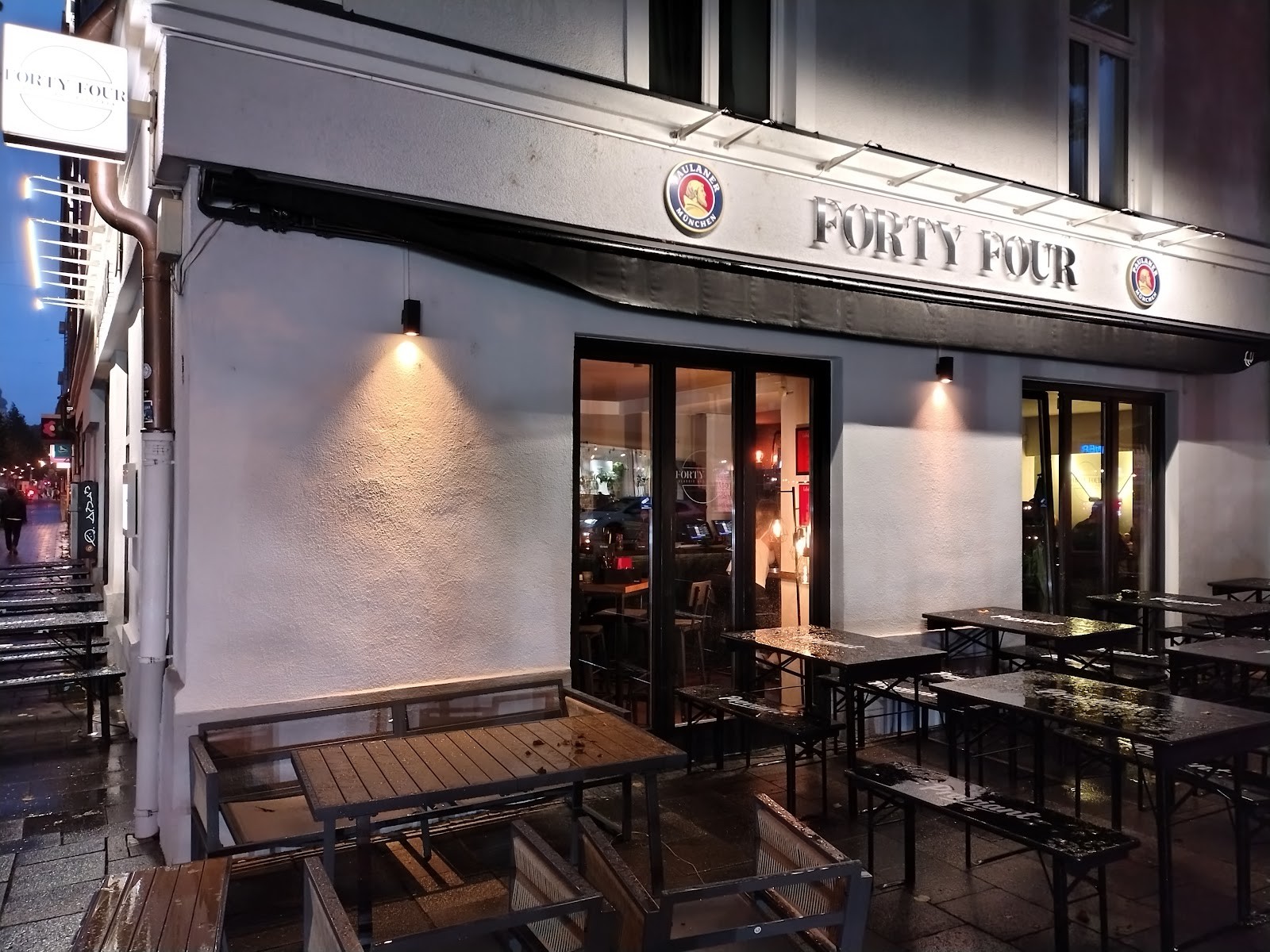 Forty Four Burger & Bar: the place