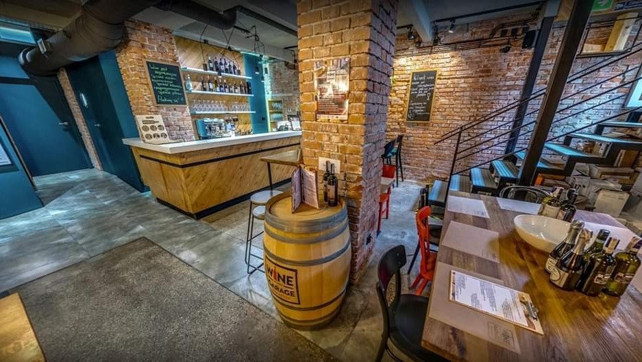 Wine Garage Józefitów restaurant & wine bar: the place