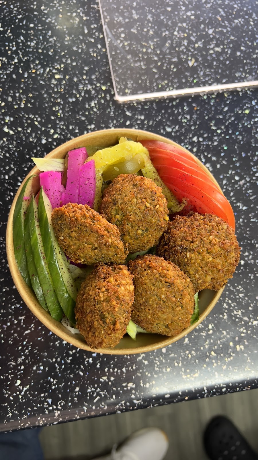 Falafel Jeneen: food & drinks
