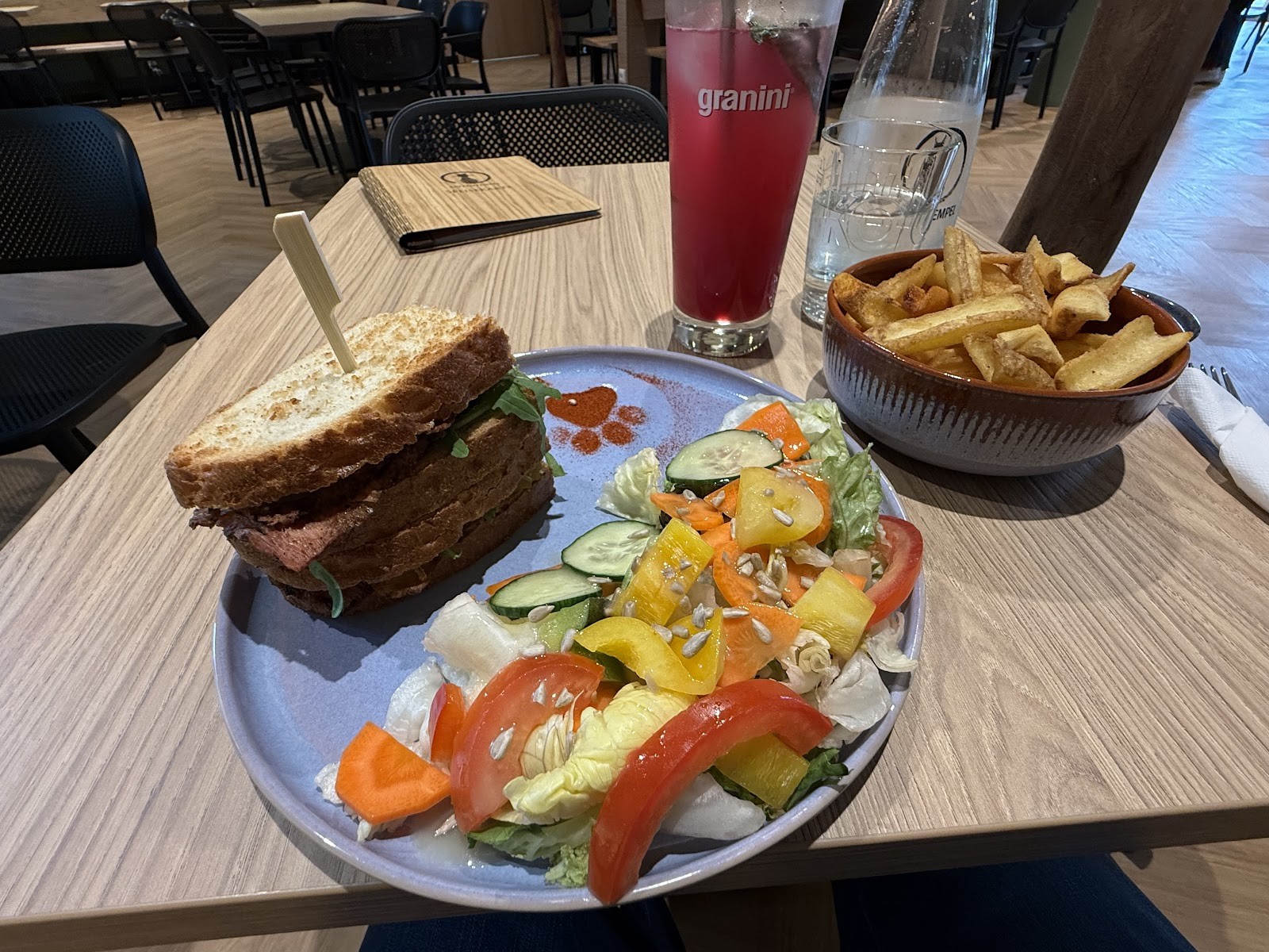 Katzentempel Hamburg Holstenwall: food & drinks
