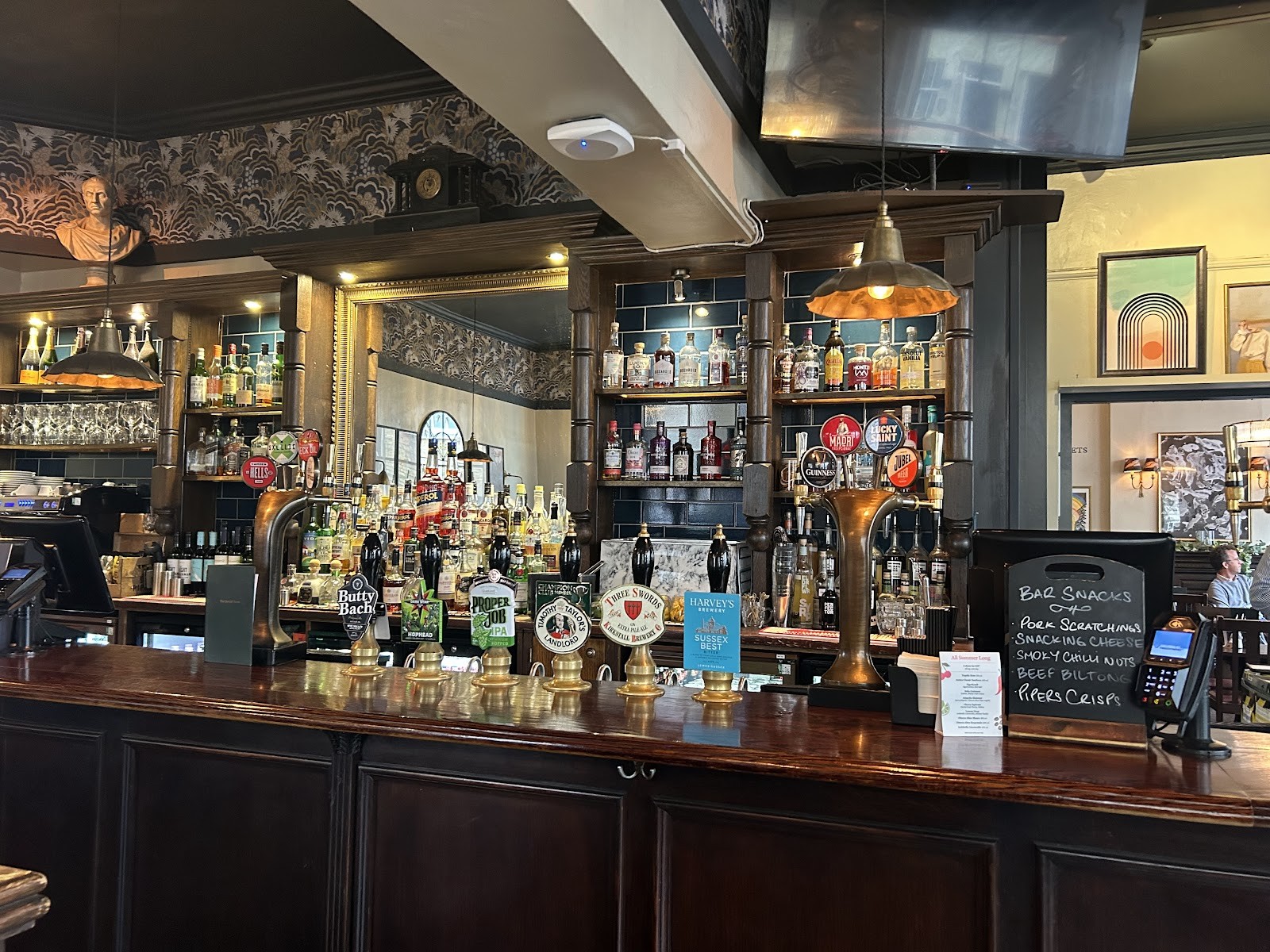 The Queen's Arms: the place