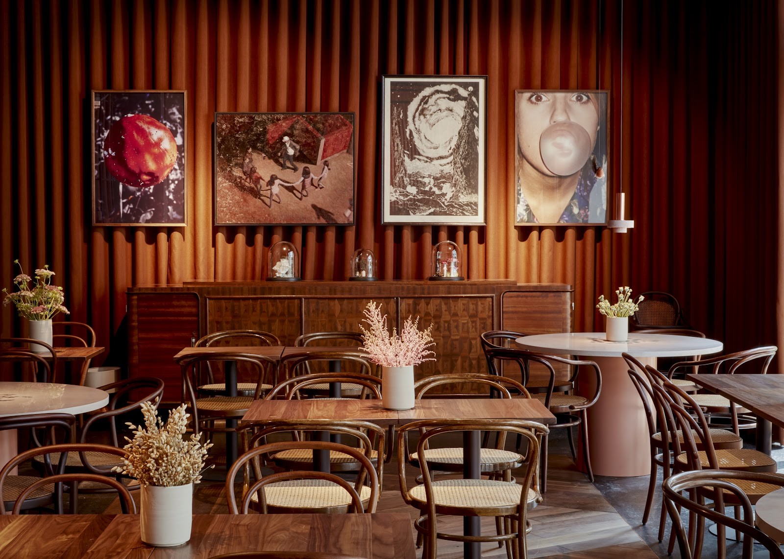 LEUCHTENDROTER: the place