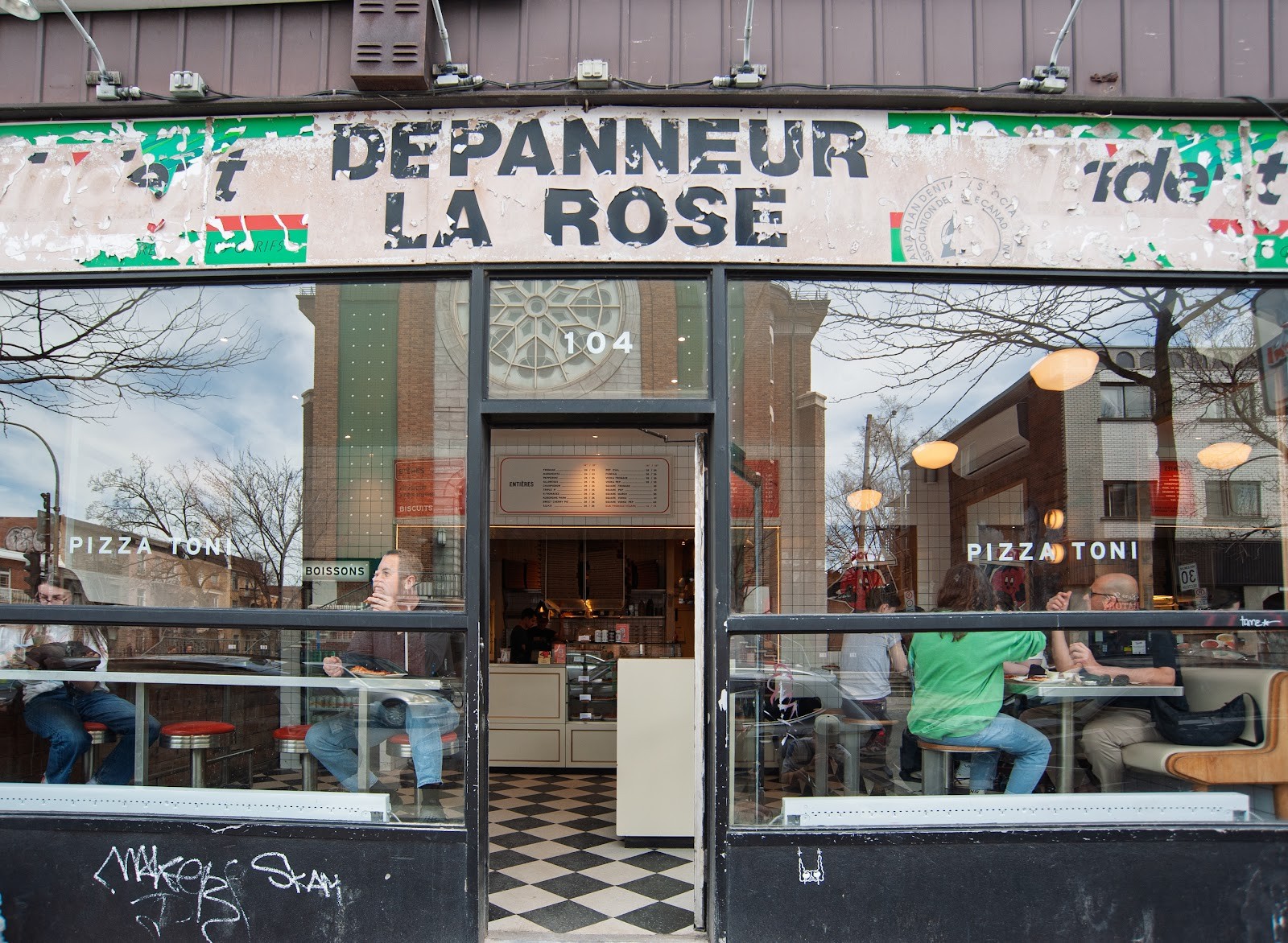 Pizza Toni - Saint Viateur: the place