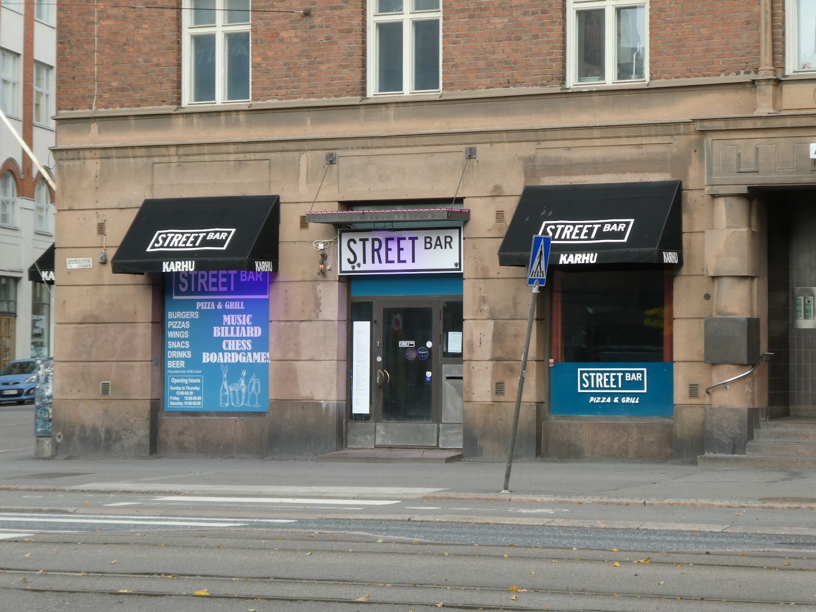Street Bar: the place