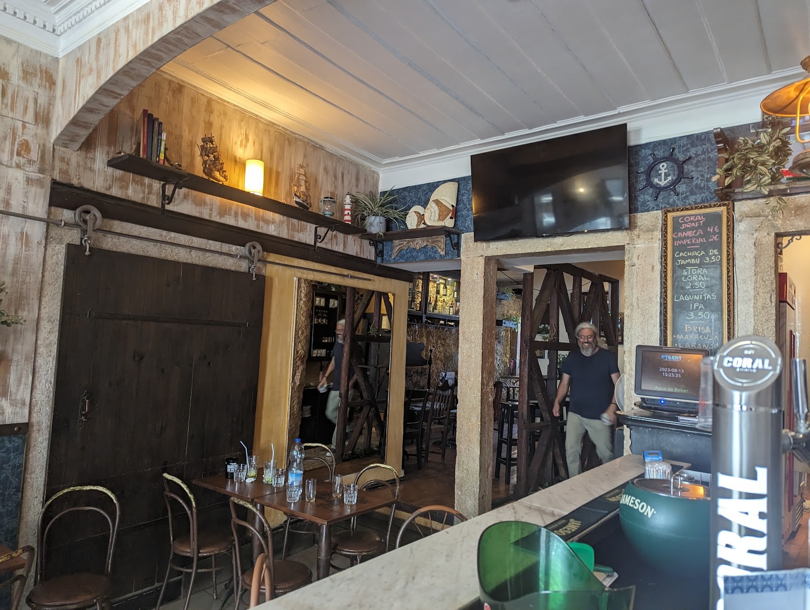 Água De Beber: the place