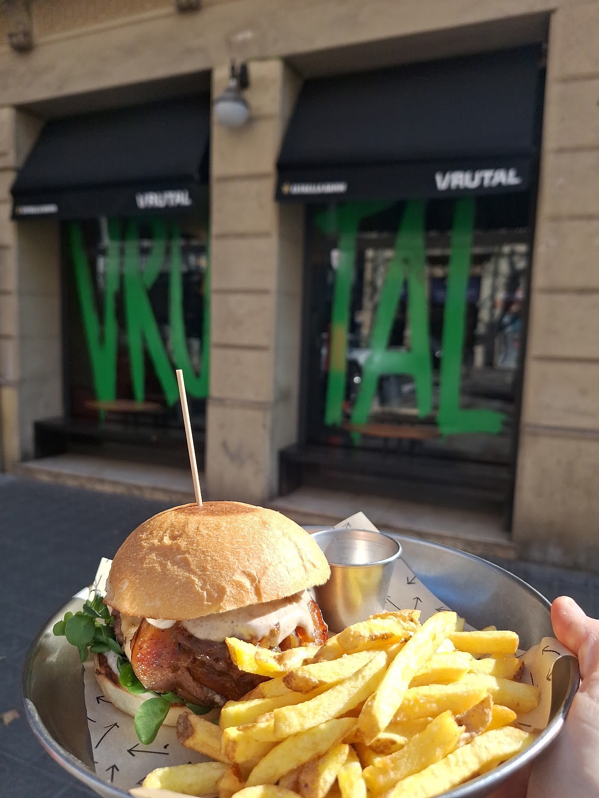 Vrutal | Vegan Burger Eixample: food & drinks