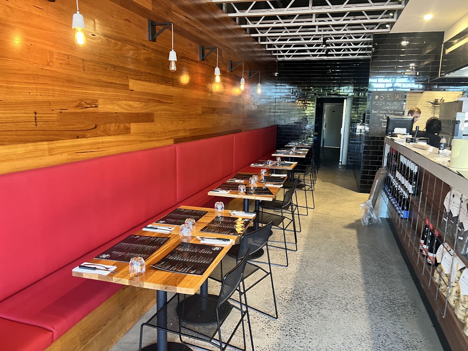 T17 Pizza: the place
