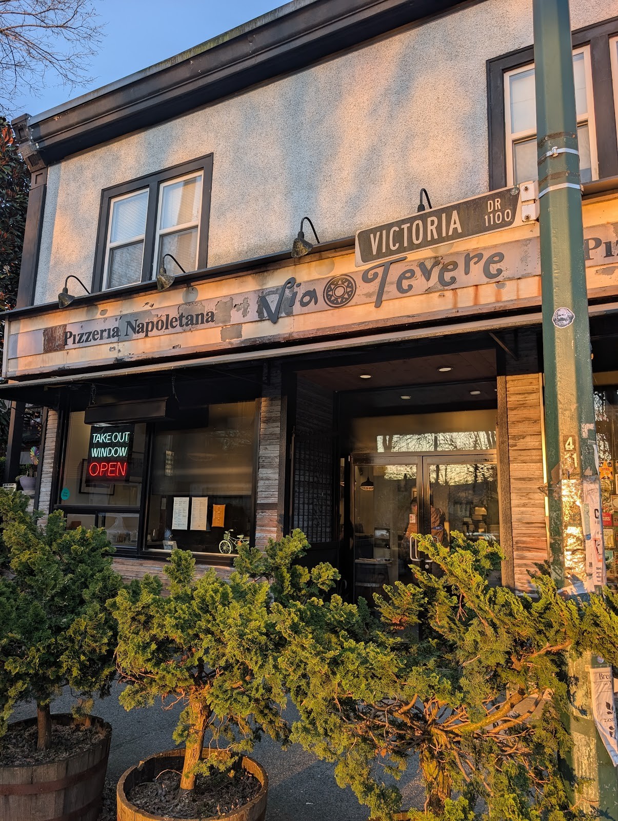 Via Tevere Pizzeria Victoria Drive: the place