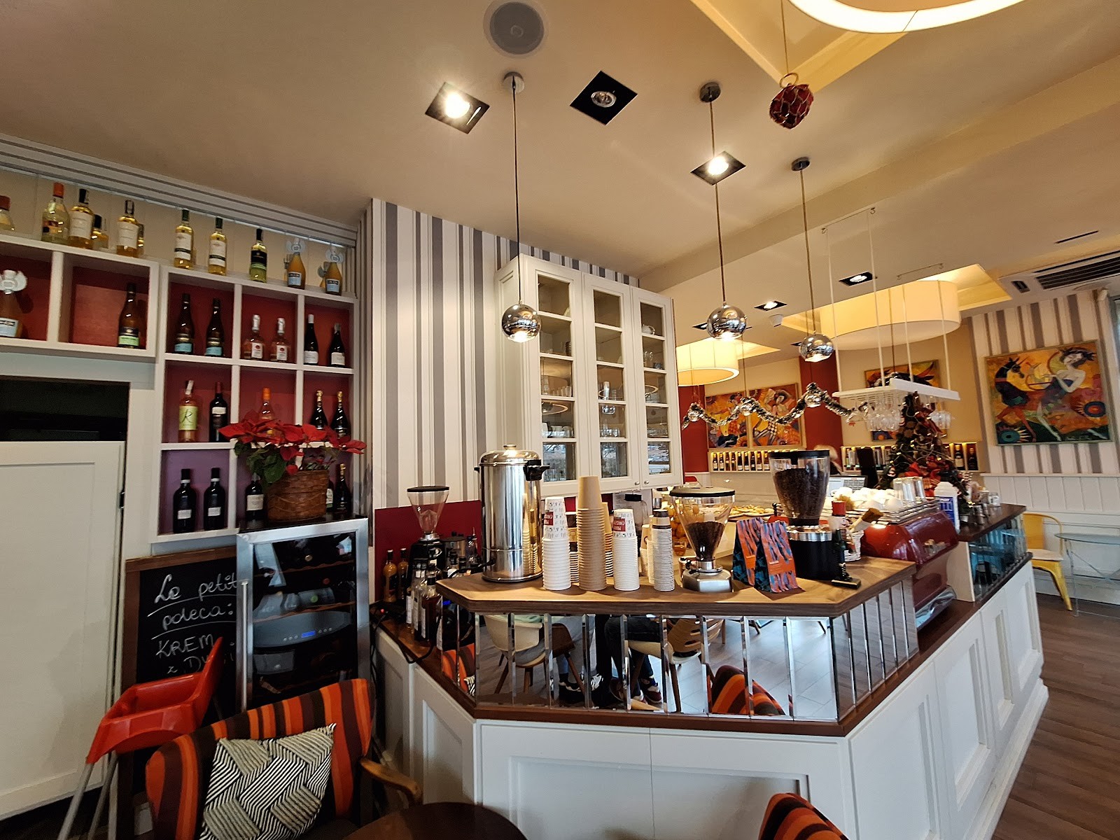 Le Petit Cafe: the place