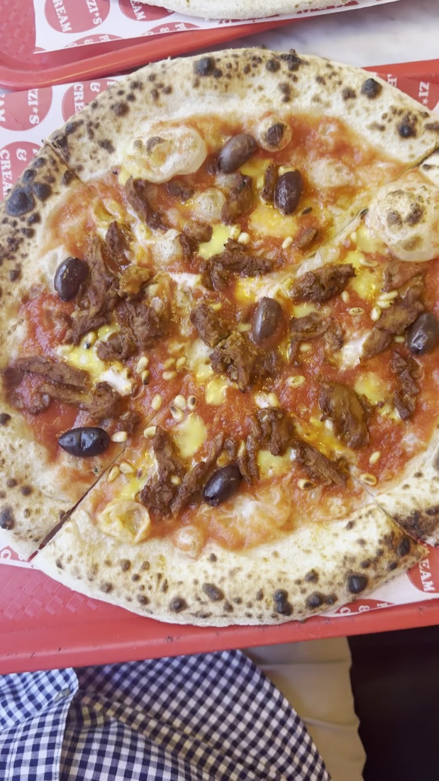 Pizzis and Cream: food & drinks