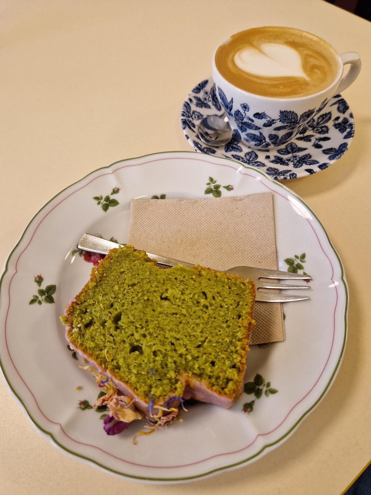 OM NOM NOM CAFÉ: food & drinks