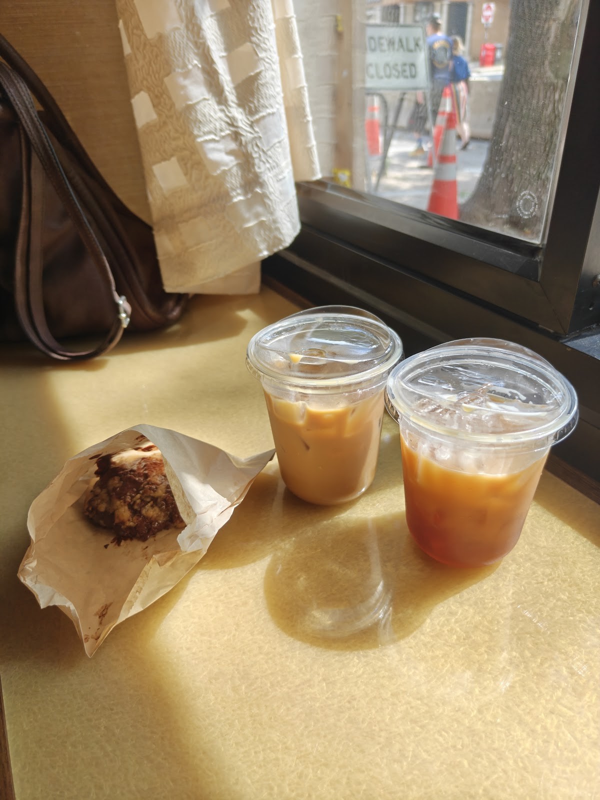 Dewey's Cafe: food & drinks