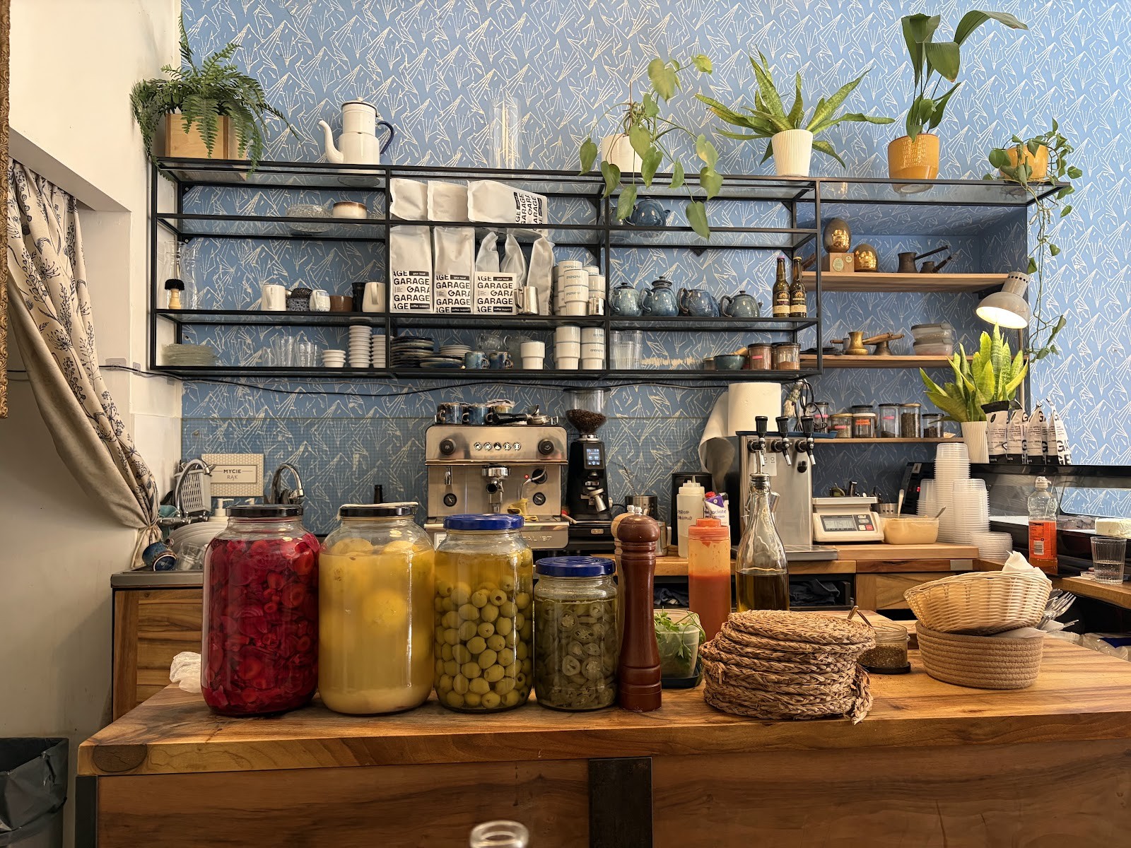 Hummus Amamamusi: the place