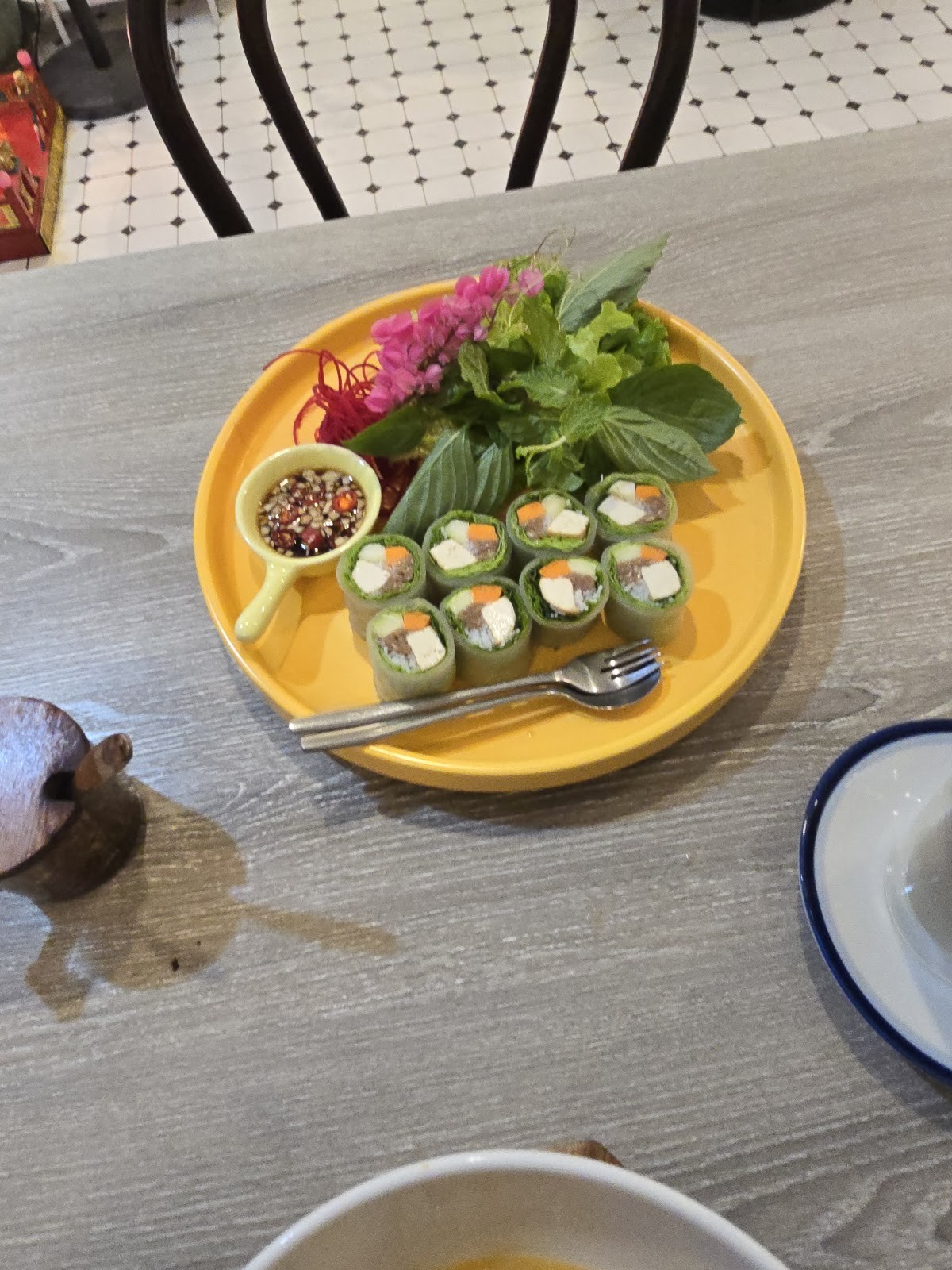 Khun Churn in White: food & drinks