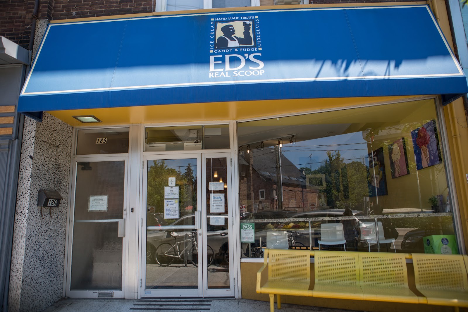 Ed's Real Scoop, Roncesvalles: the place