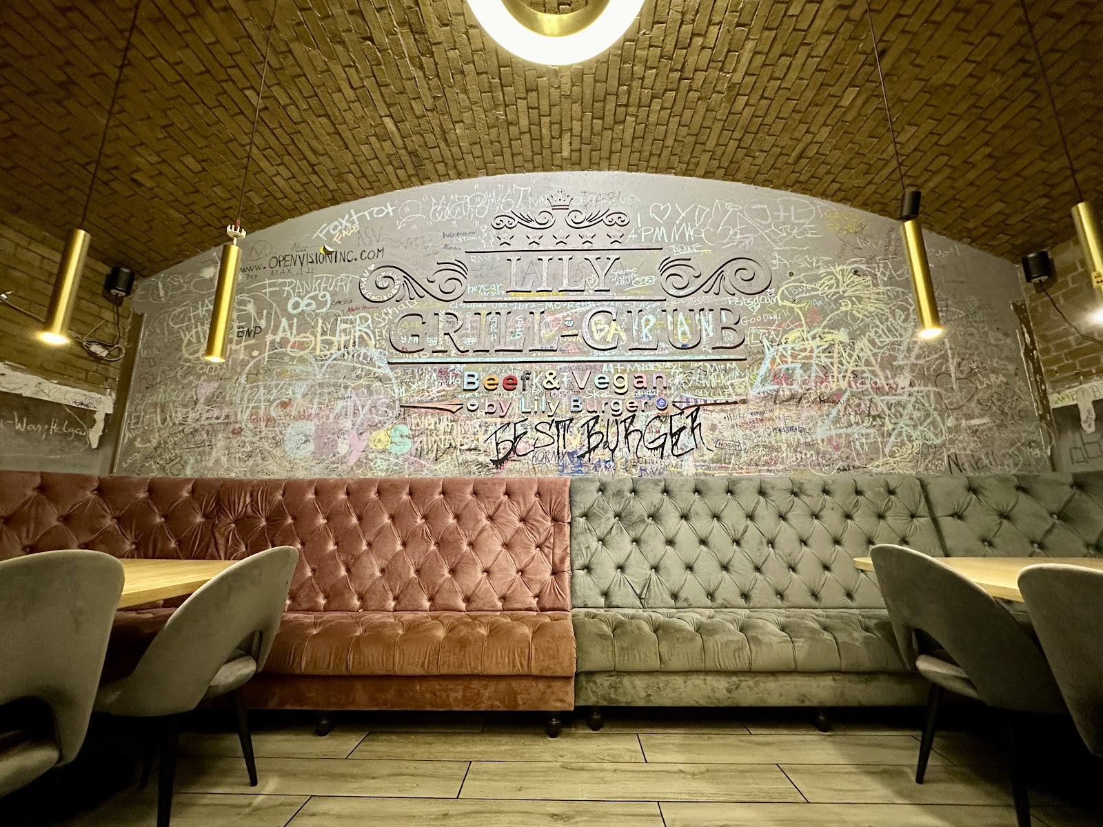 Lily Burger "Beef & Vegan Grill-Club“: the place