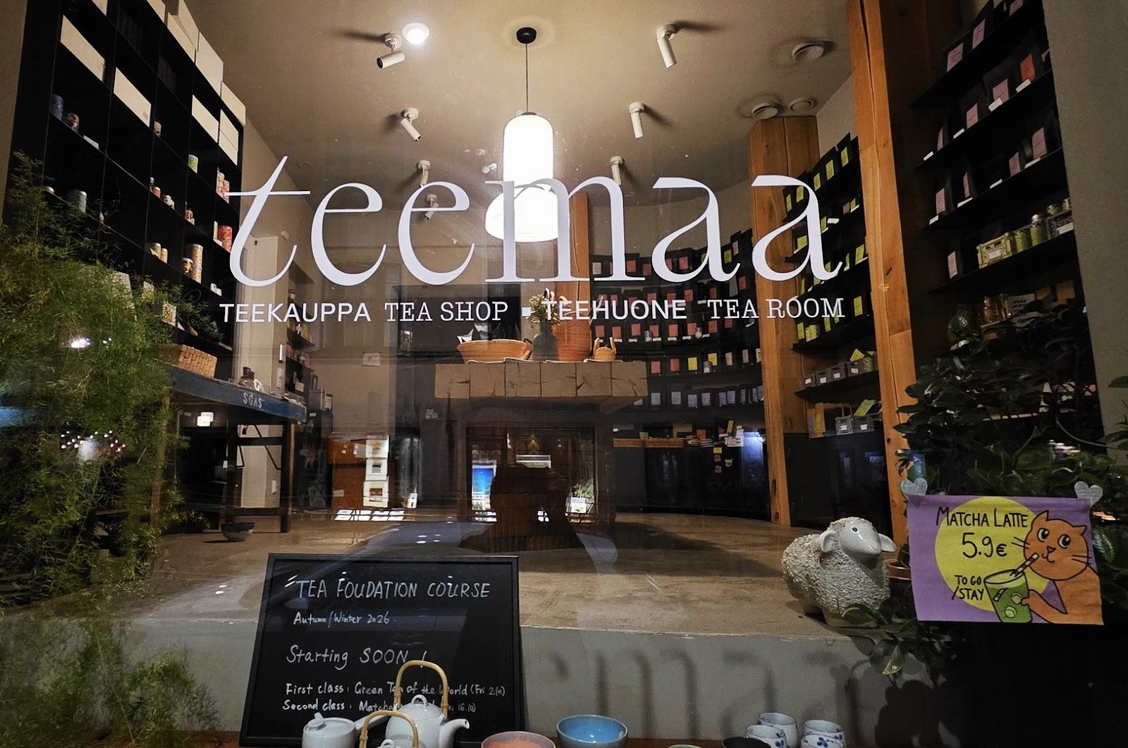 TeeMaa teehuone/ tea house: the place