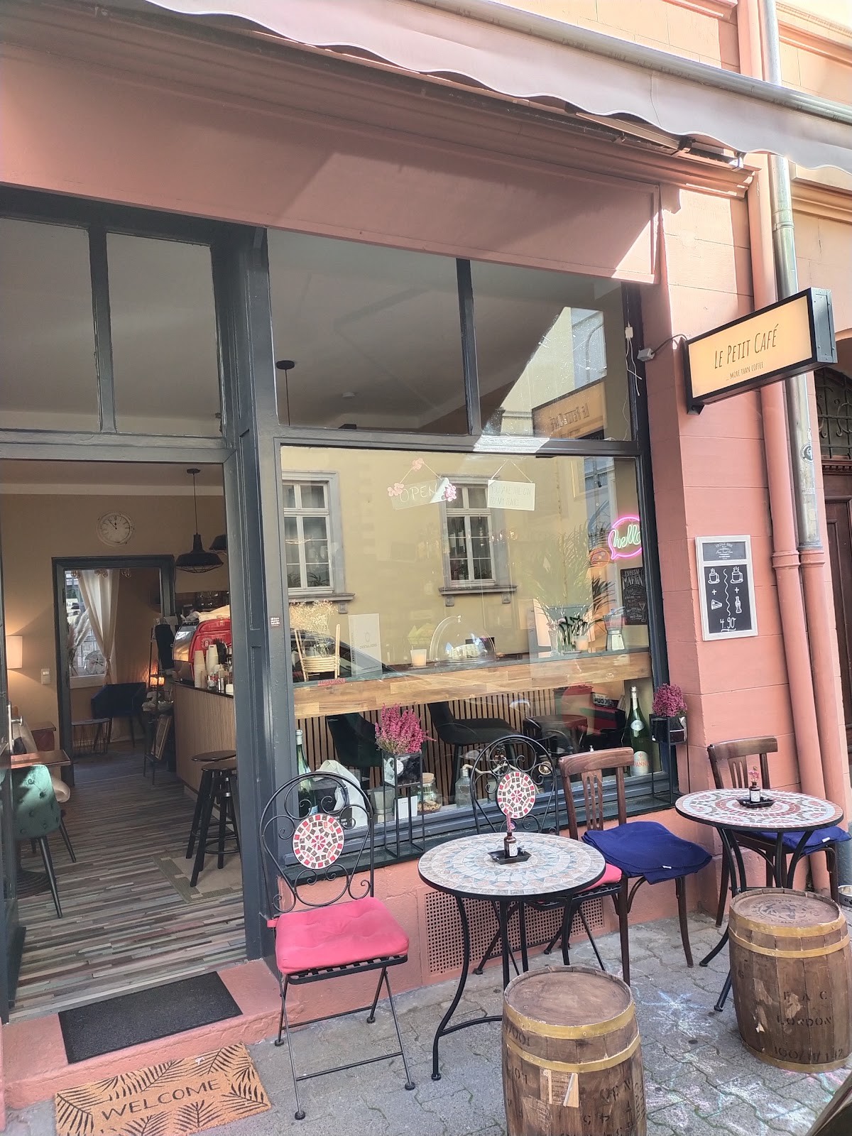 Le Petit Café: the place