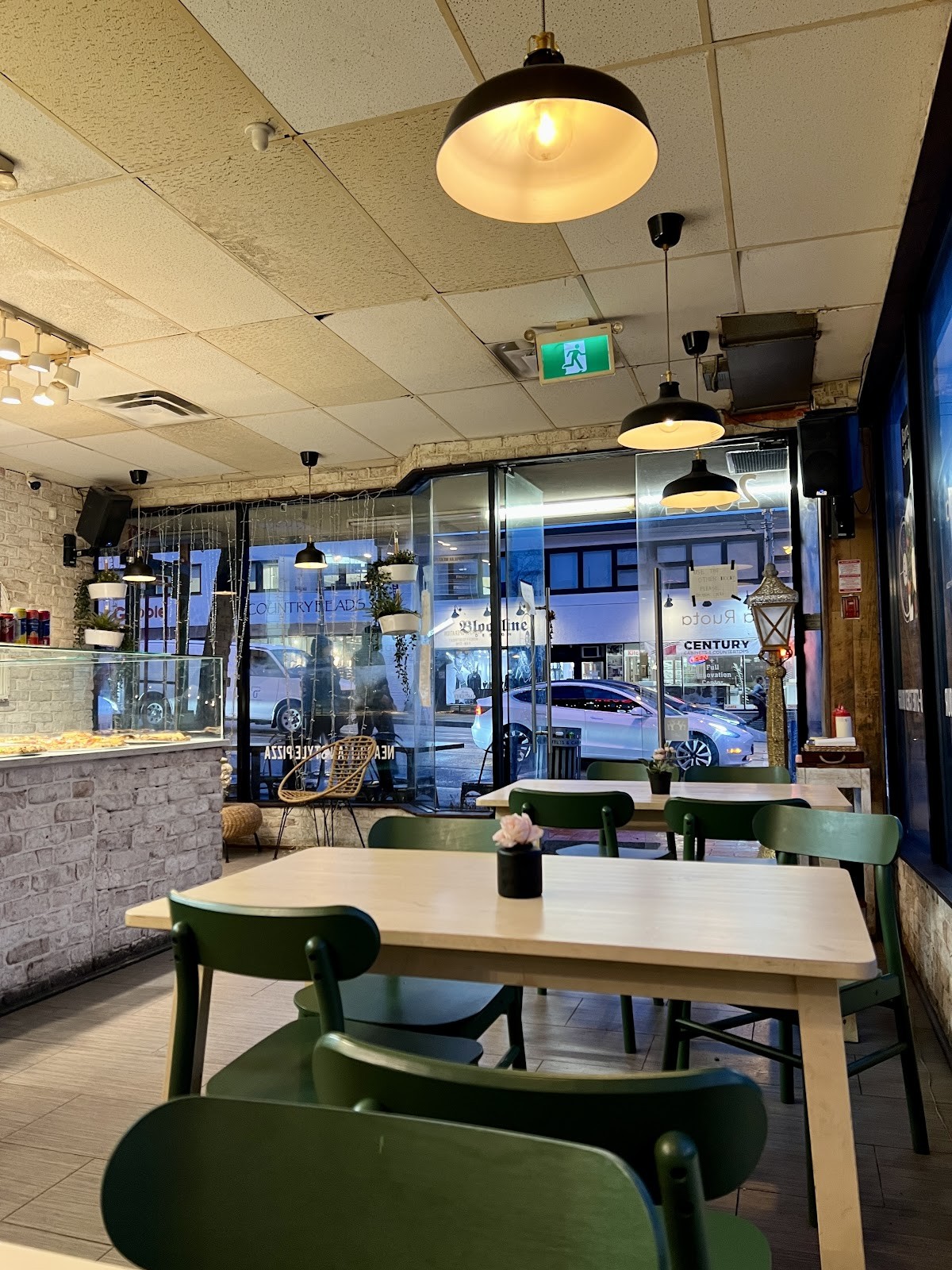 La Ruota Pizzeria Kitsilano: the place