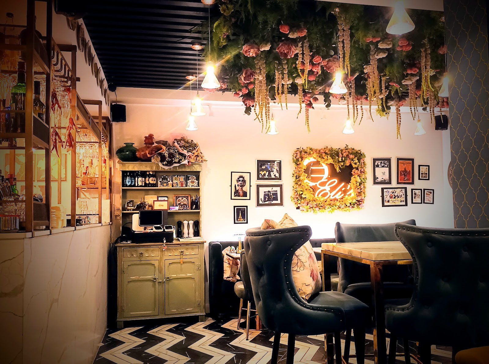 Eli’s Restaurant: the place