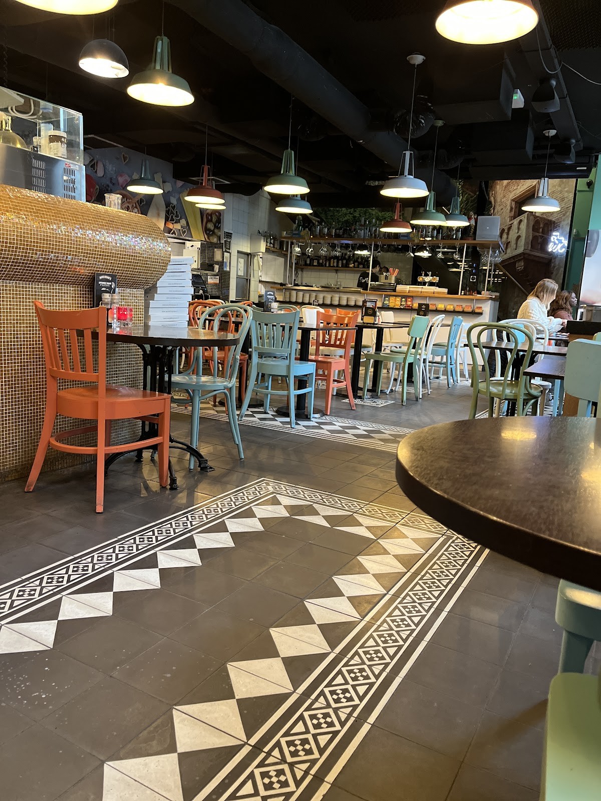 Very Italian Pizza: the place