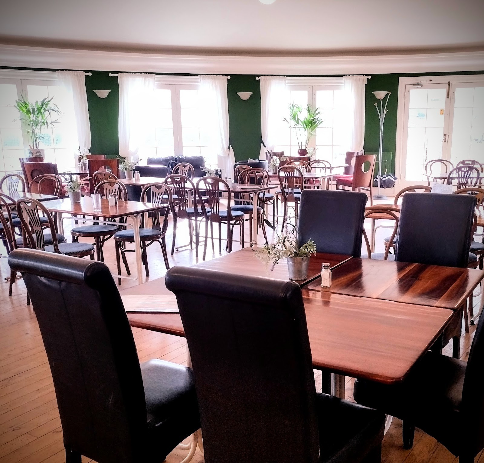 Rotunda Café Bar: the place