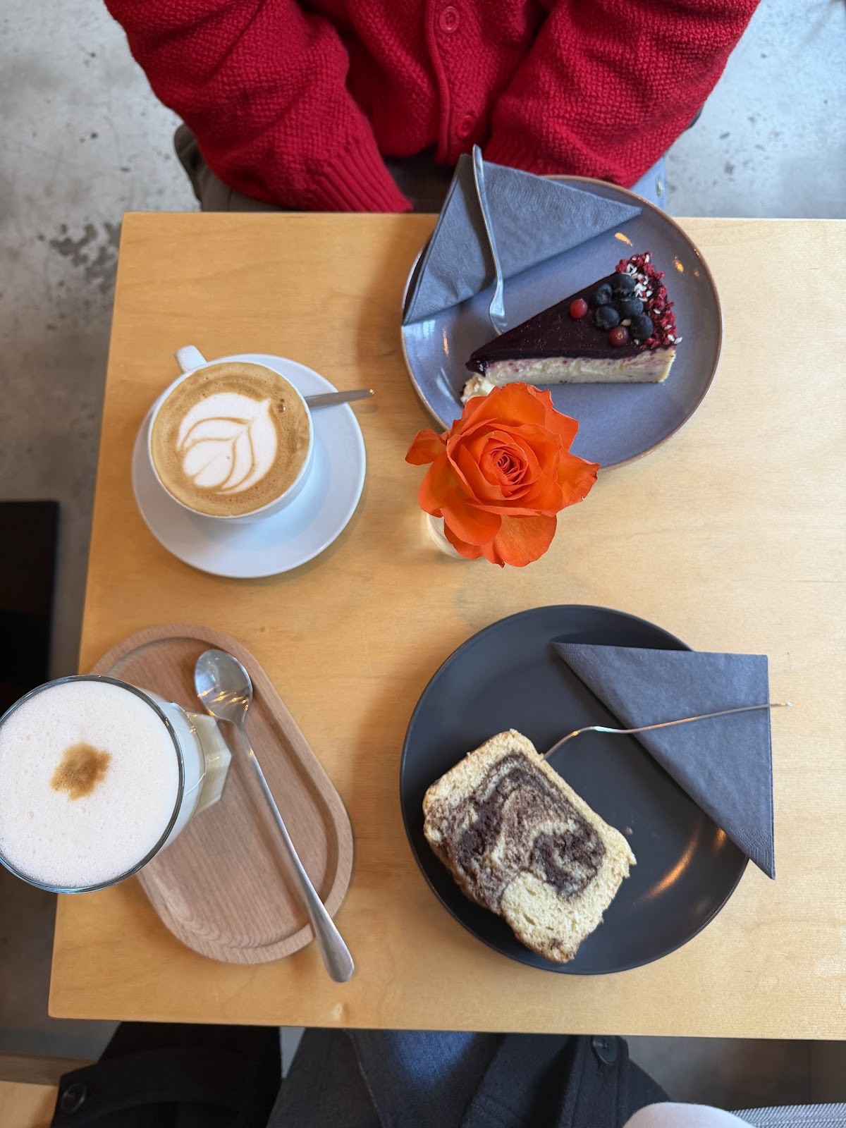 Manos Vegan Cake: food & drinks