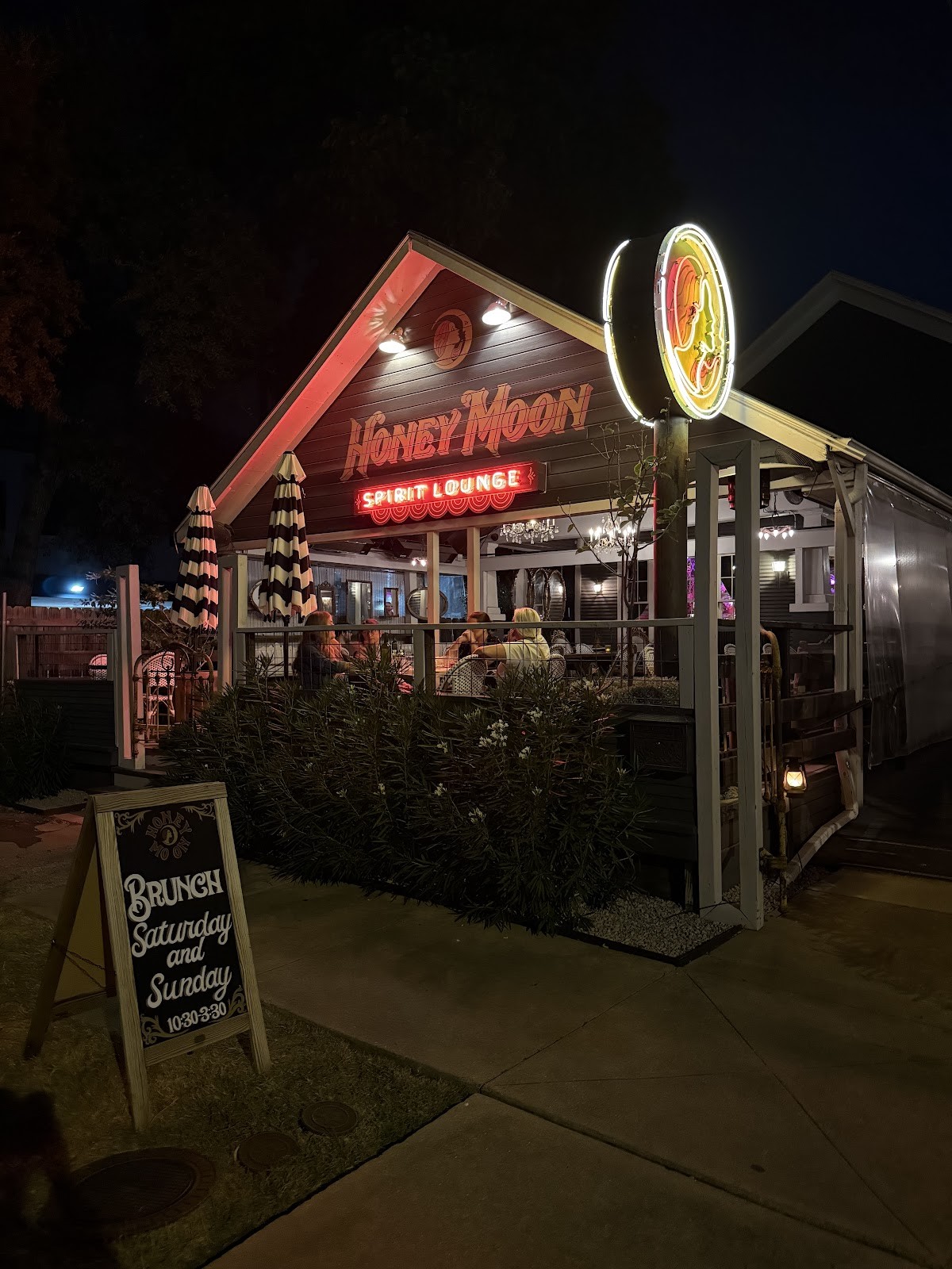 Honey Moon Spirit Lounge: the place