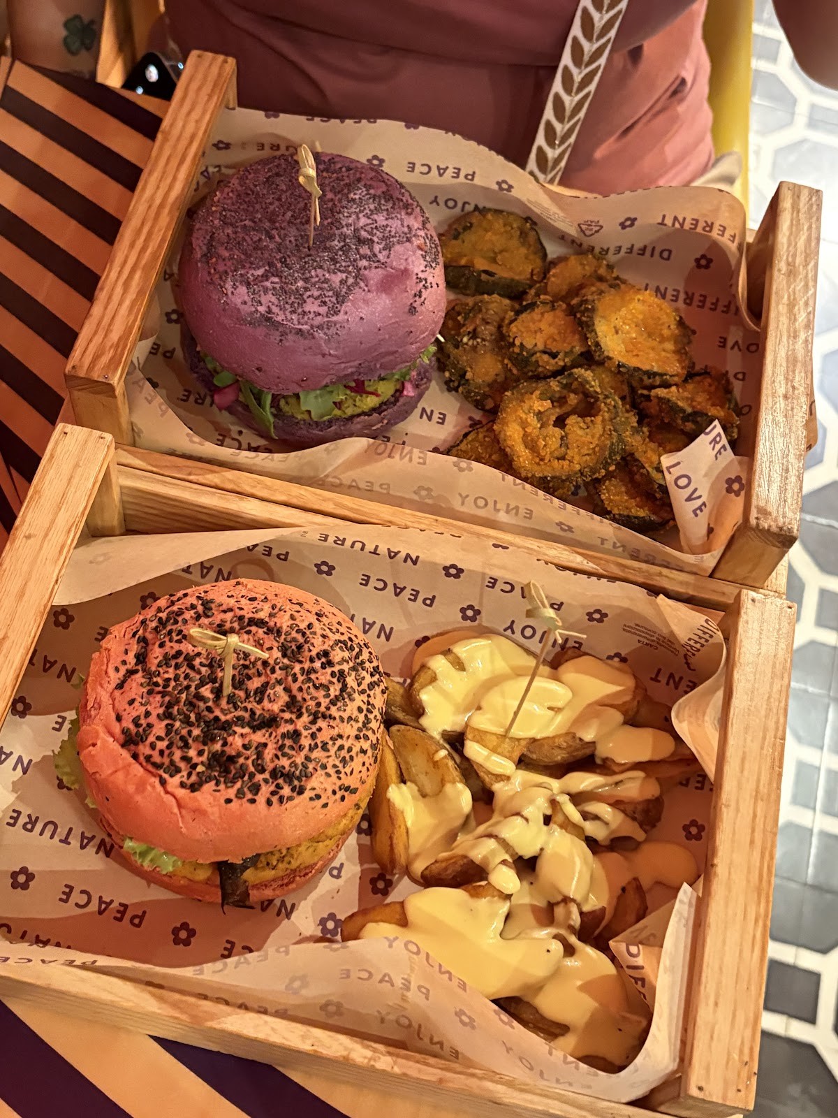 Flower Burger: food & drinks