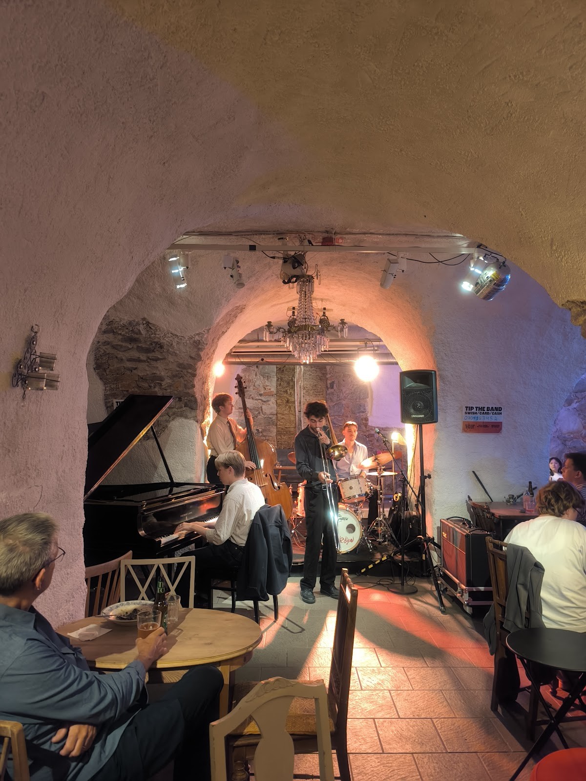 Augustas folksalong: the place