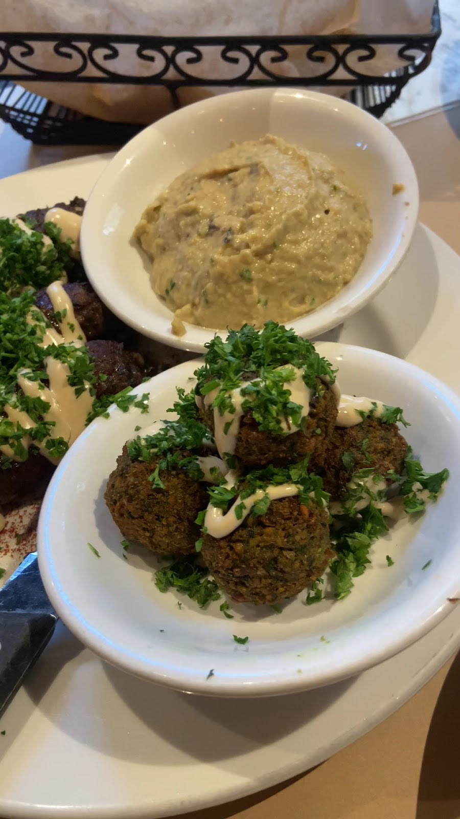 Oren's Hummus: food & drinks