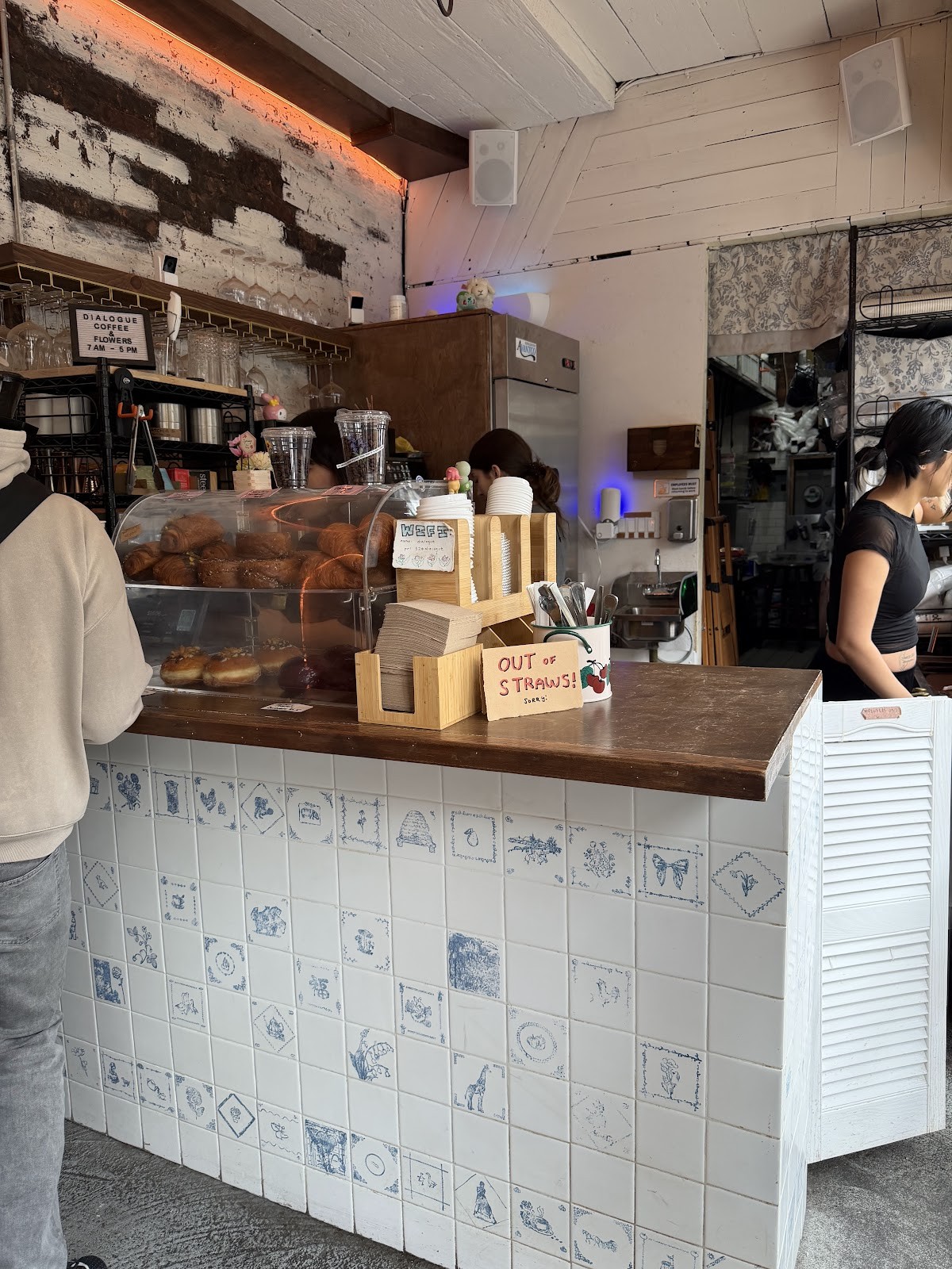 Dialogue Coffee & Flowers: the place