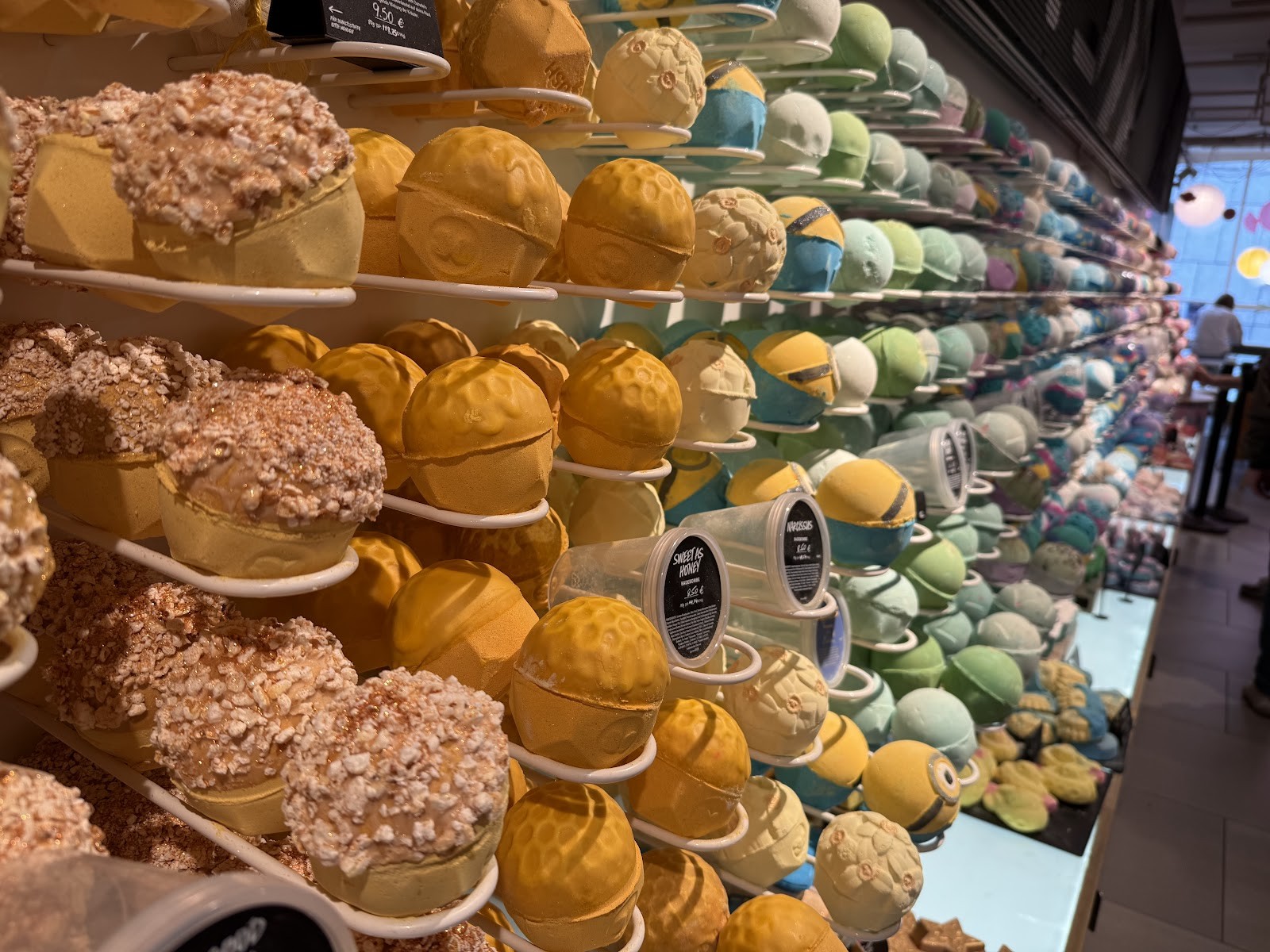 LUSH Cosmetics München: food & drinks