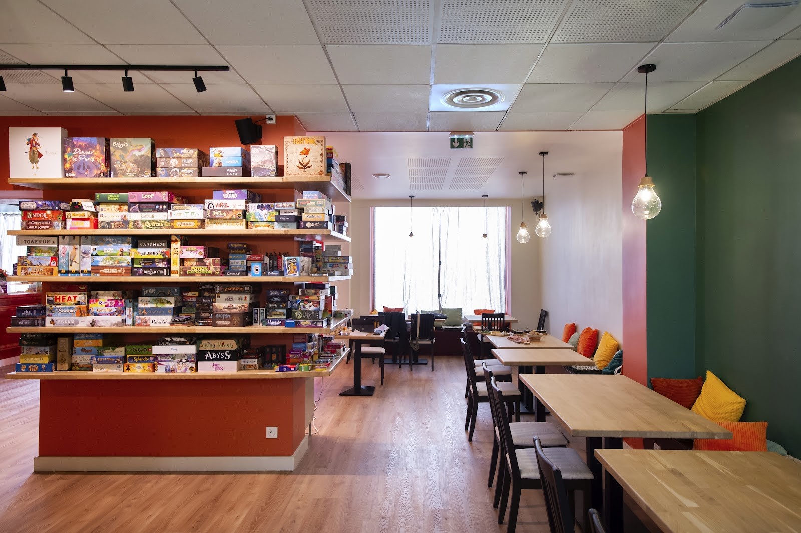 Au Dé 12 - Bar à jeux de société: the place