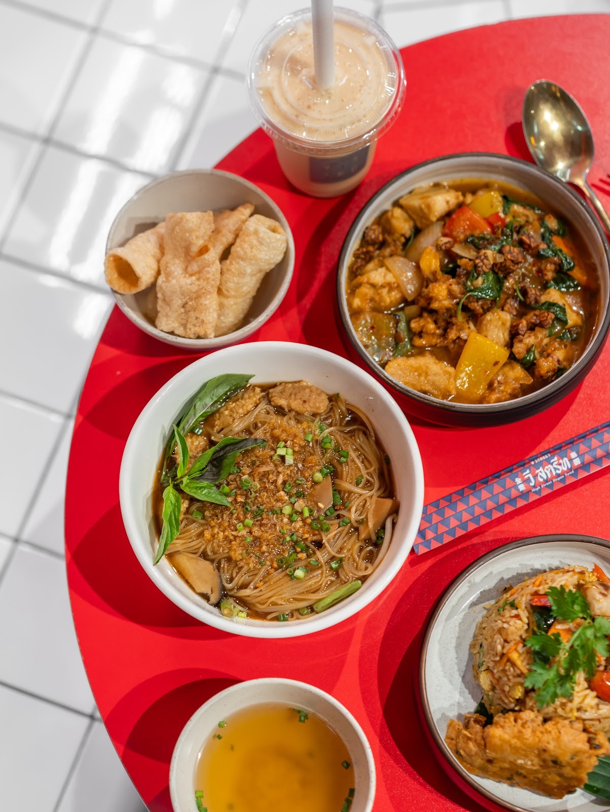 V Street Emsphere: food & drinks