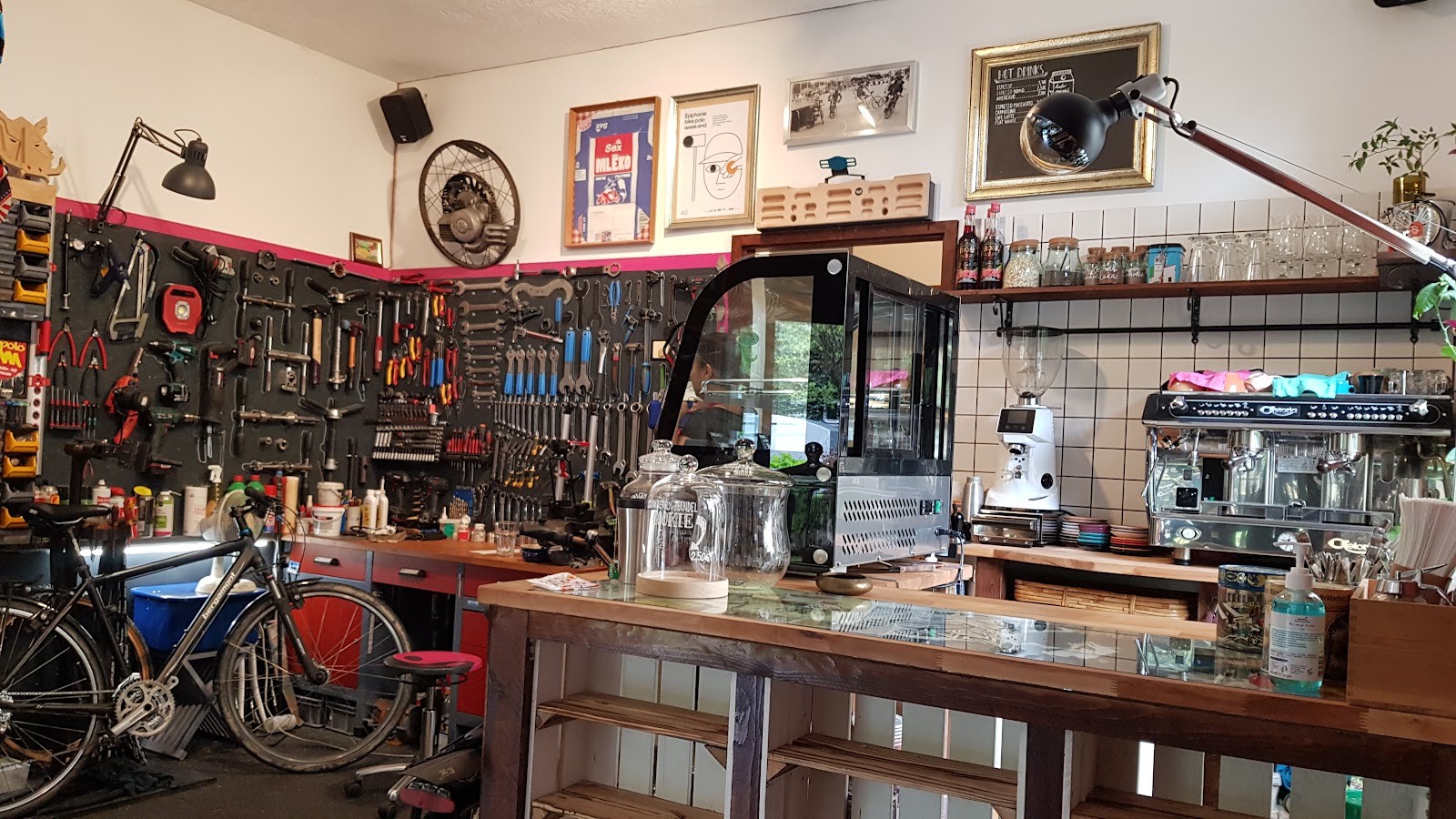 The Rolling Dackel - Bike Service & Vegan Café: the place