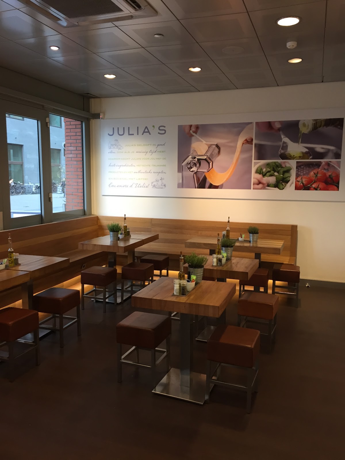 Julia's Den Haag Centraal: the place