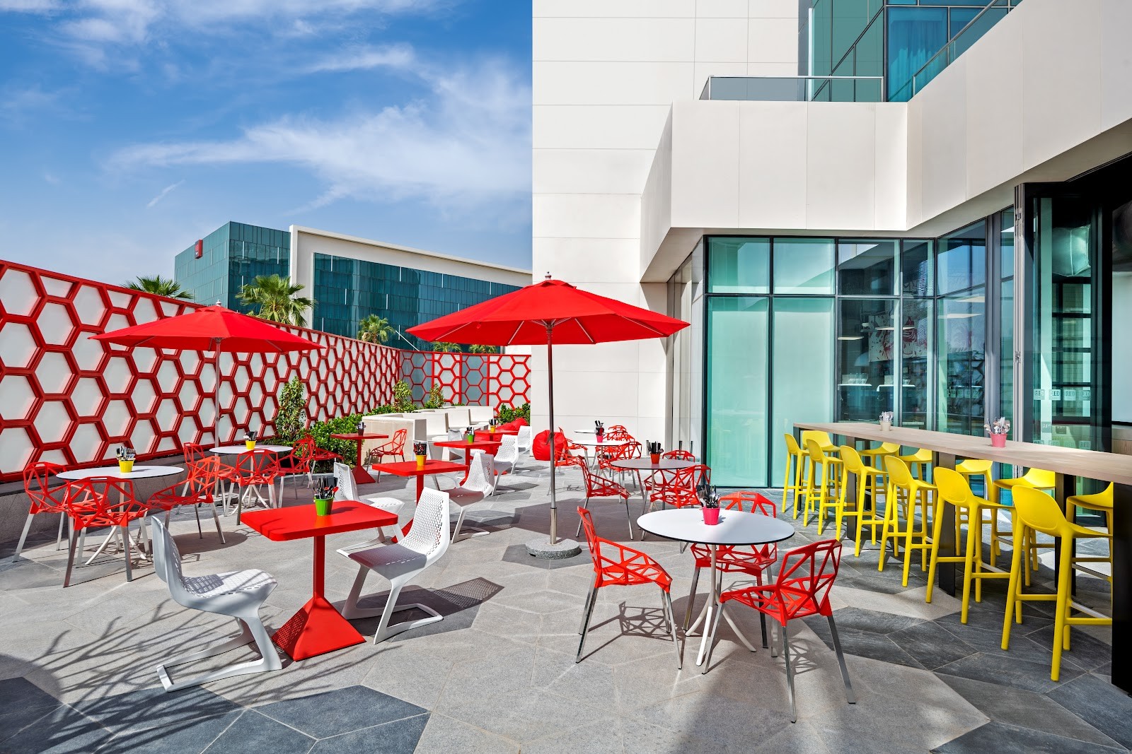 Oui Sports Bar + Terrace: the place