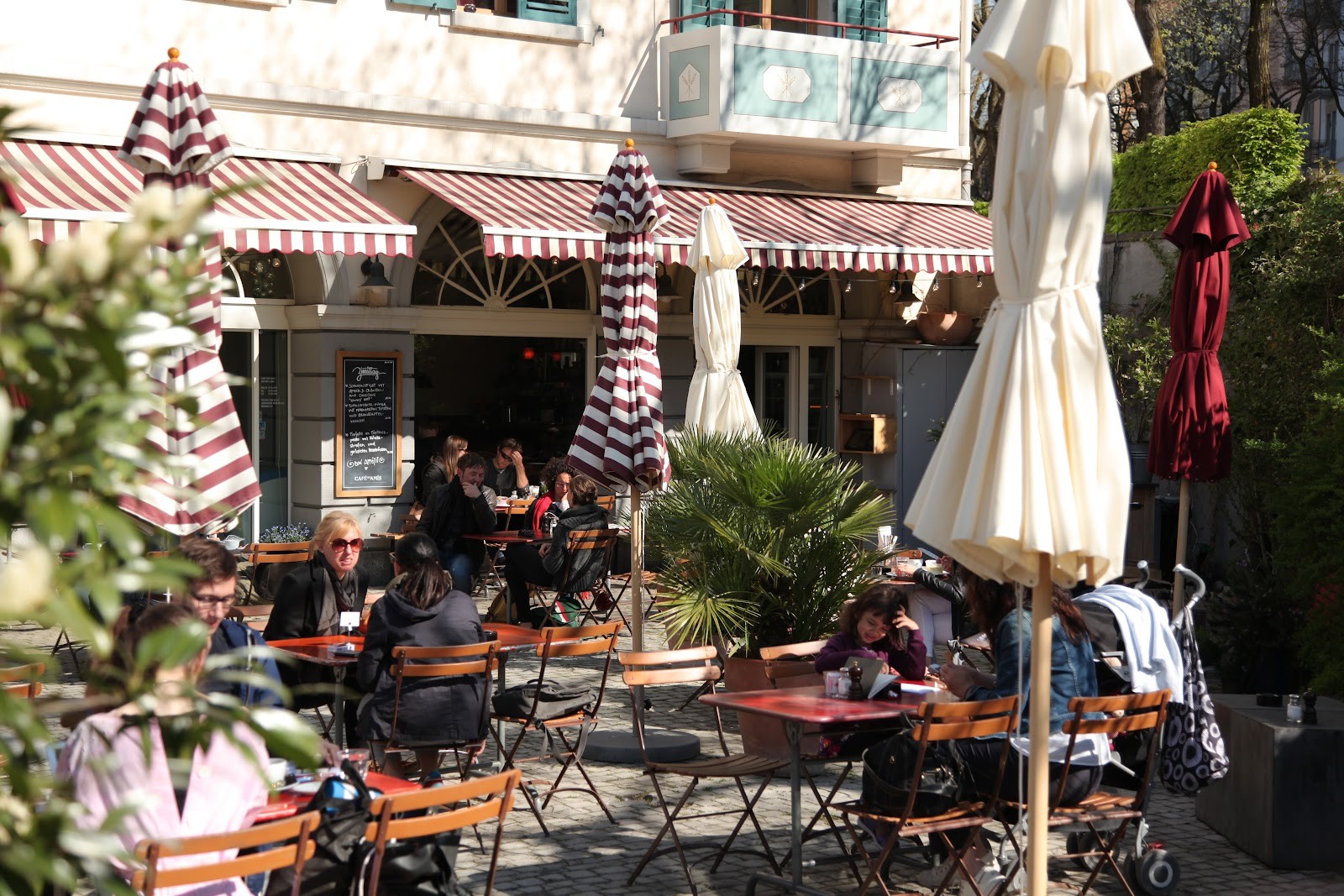 Café des Amis: the place