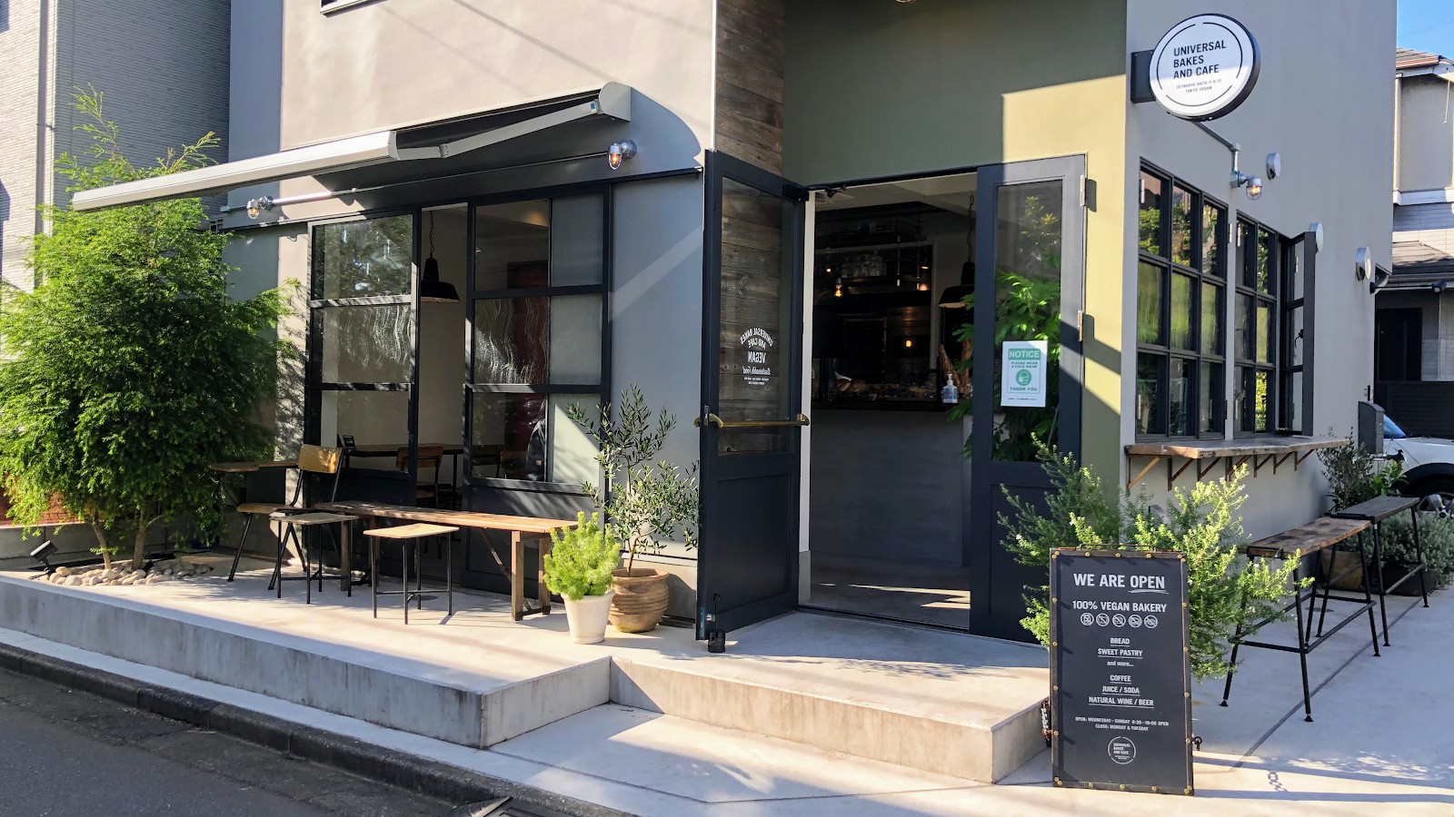 UNIVERSAL BAKES and CAFE: the place