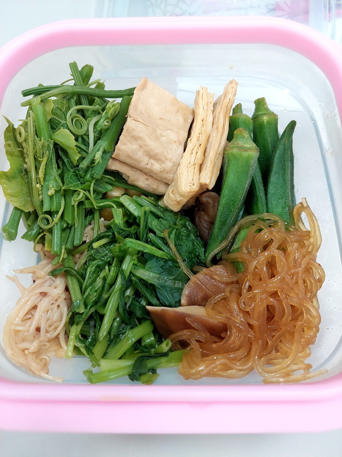 Xiǎo Chú Guì SùShí 小廚櫃素食: food & drinks